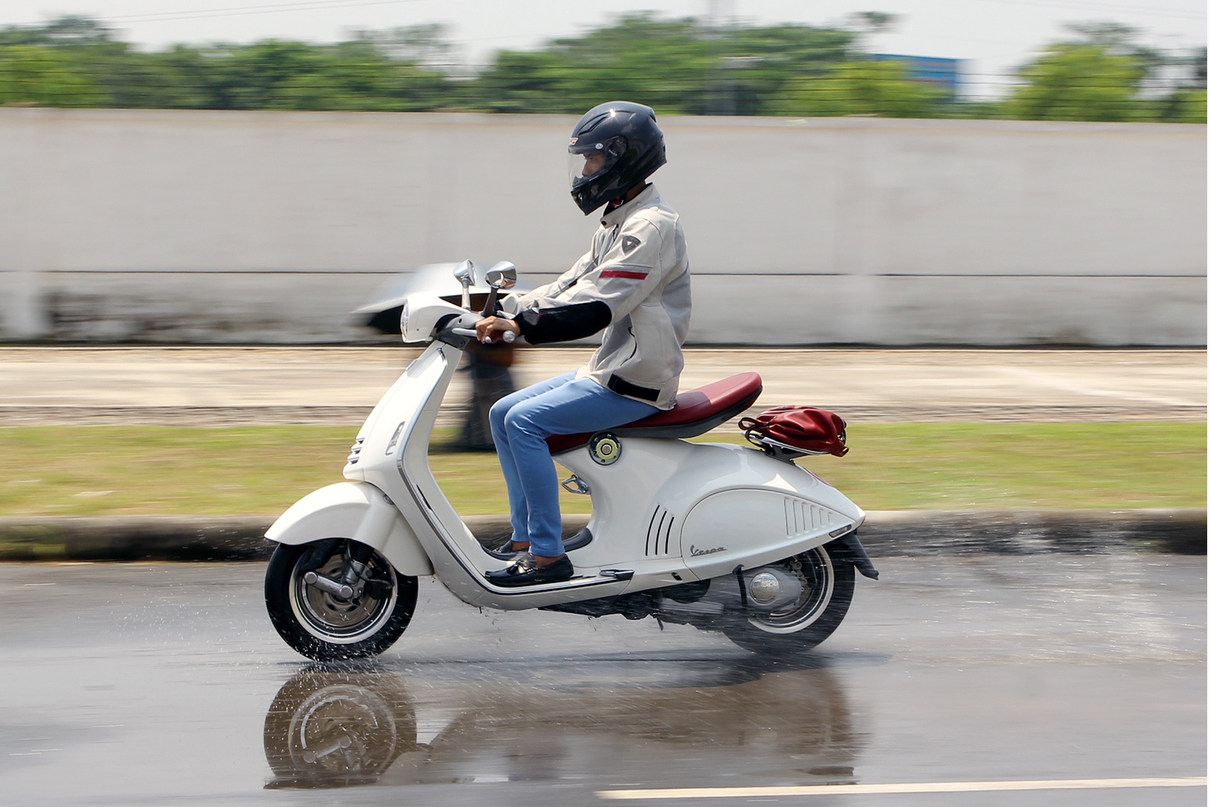 Thu he thong phanh ABS cua Vespa 946 hinh anh