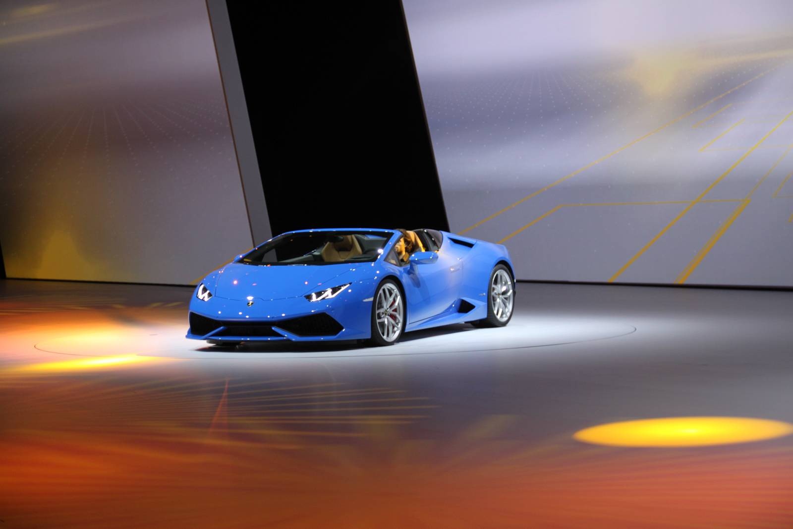 Theo đúng truyền thống của Lamborghini, Huracan Spyder được trang bị mui mềm, trọng lượng nhẹ, đóng mở thuỷ lực. Ở vận tốc 50 km/h, siêu xe mui trần của Lamborghini mất 17 giây để đóng mở mui. Khách hàng có thể tuỳ chọn màu đen, nâu và đỏ cho mui xe. Việc điều khiển bộ mui này được thực hiện đơn giản với một nút bấm ở bản điều khiển trung tâm. 