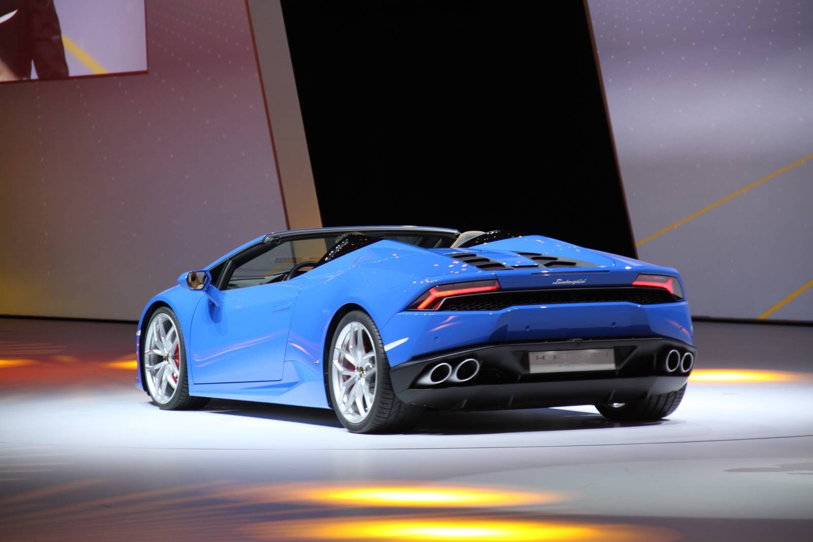 Do mui xe thay đổi, nên cabin của Huracan Spyder cũng thay đổi so với phiên bản coupe. Hãng xe Italy bổ sung thêm một số bộ phận hấp thụ gió để không ảnh hưởng đến người ngồi trên xe. Đồng thời, Lamborghini cũng có những thay đổi để Huracan Spyder không bị mất tính khí động học. 