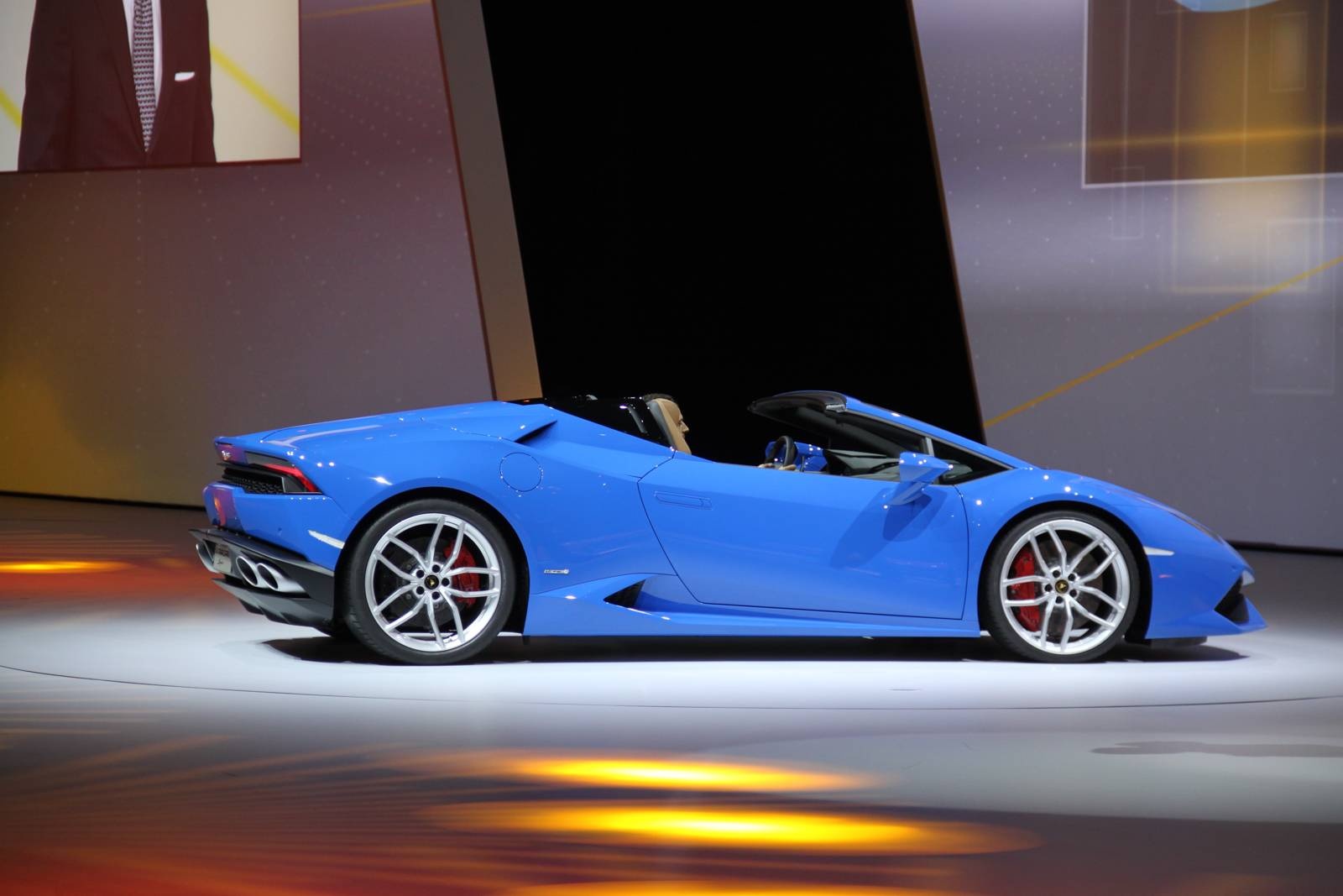 Hệ khung gầm của Huracan Spyder được là từ hợp kim nhôm, kèm theo một số chi tiết gia cường sợi carbon. Độ cứng của hệ khung gầm này cao hơn khoảng 40% so với những chiếc Gallardo trước đó. Trọng lượng xe ở mức 1.542 kg, mang lại tỷ lệ trọng lượng/công suất ở mức 2,53 kg/ mã lực. Trọng lượng của xe nặng hơn khoảng 120 kg so với phiên bản coupe.