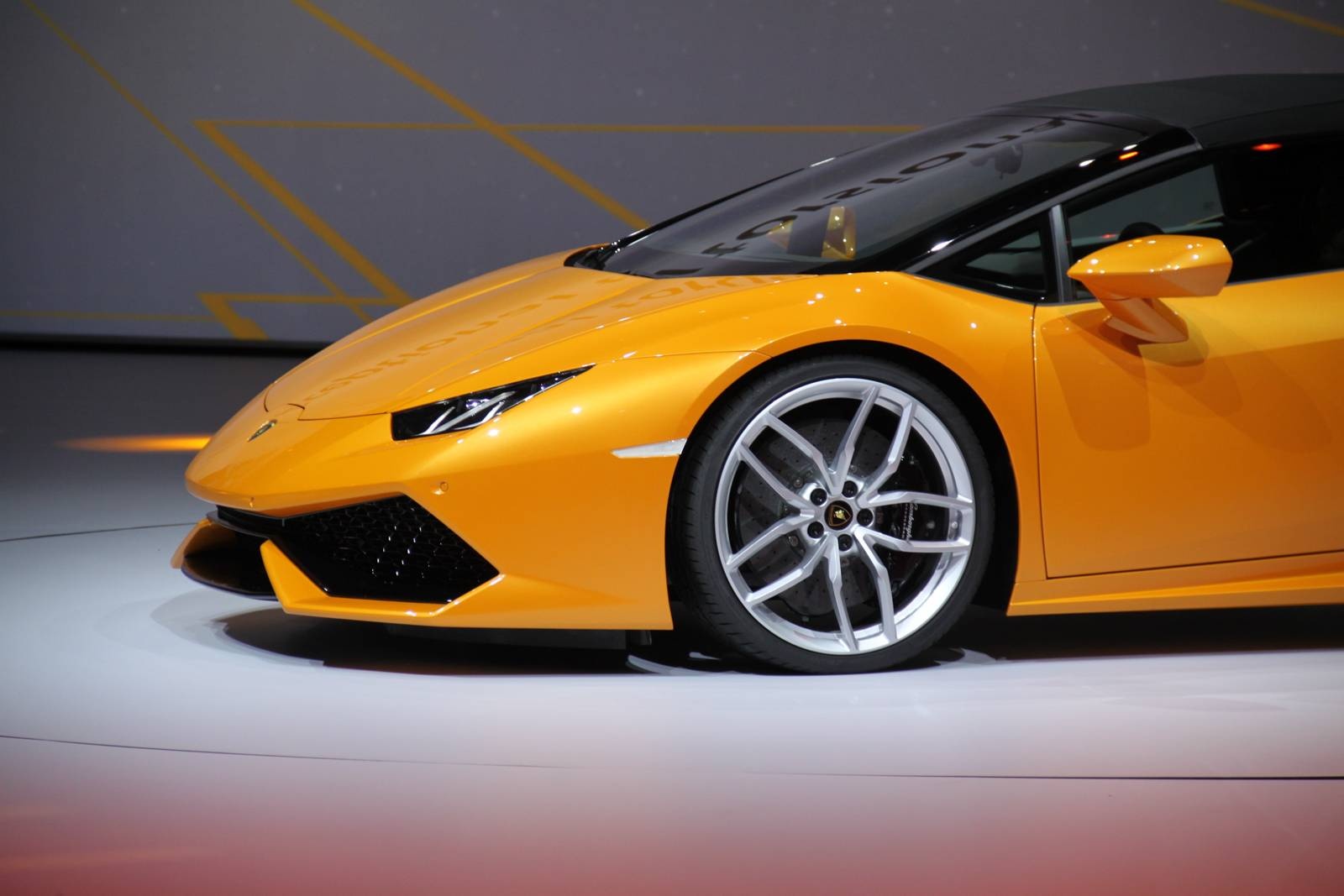 Huracan Spyder được bán vào mùa xuân năm 2016, với giá bán khoảng 186.450 Euro. 