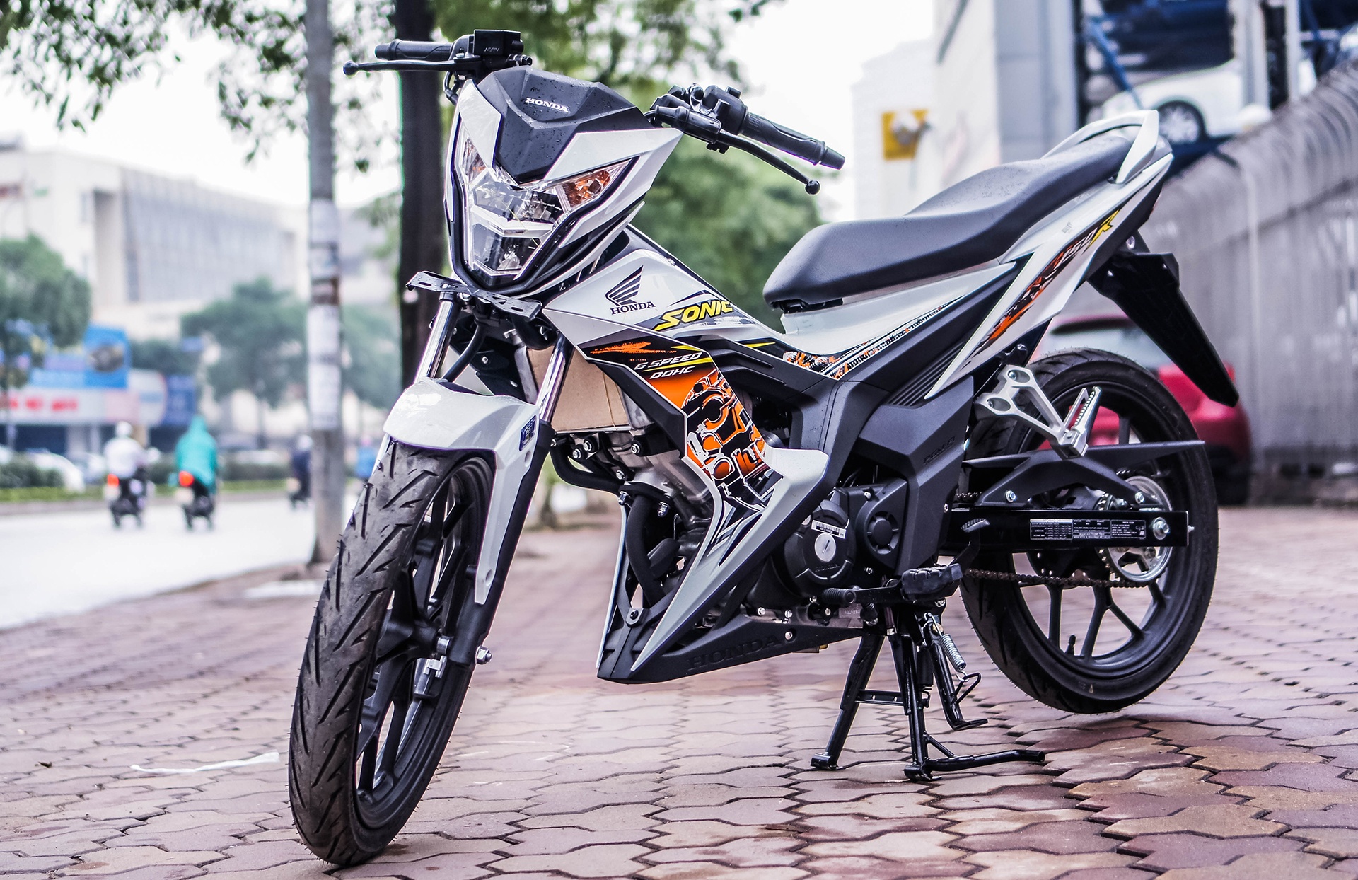 Đầu tháng 8 năm nay, Honda Indonesia đã chính thức tung ra mẫu underbone Sonic 150R. Đây được xem là đối thủ của Suzuki Satria FU ( hay Raider R150 tại Việt Nam). Thậm chí, sản phẩm mới của hãng xe Nhật Bản còn được coi là đối thủ của chiếc Yamaha Exciter 150.