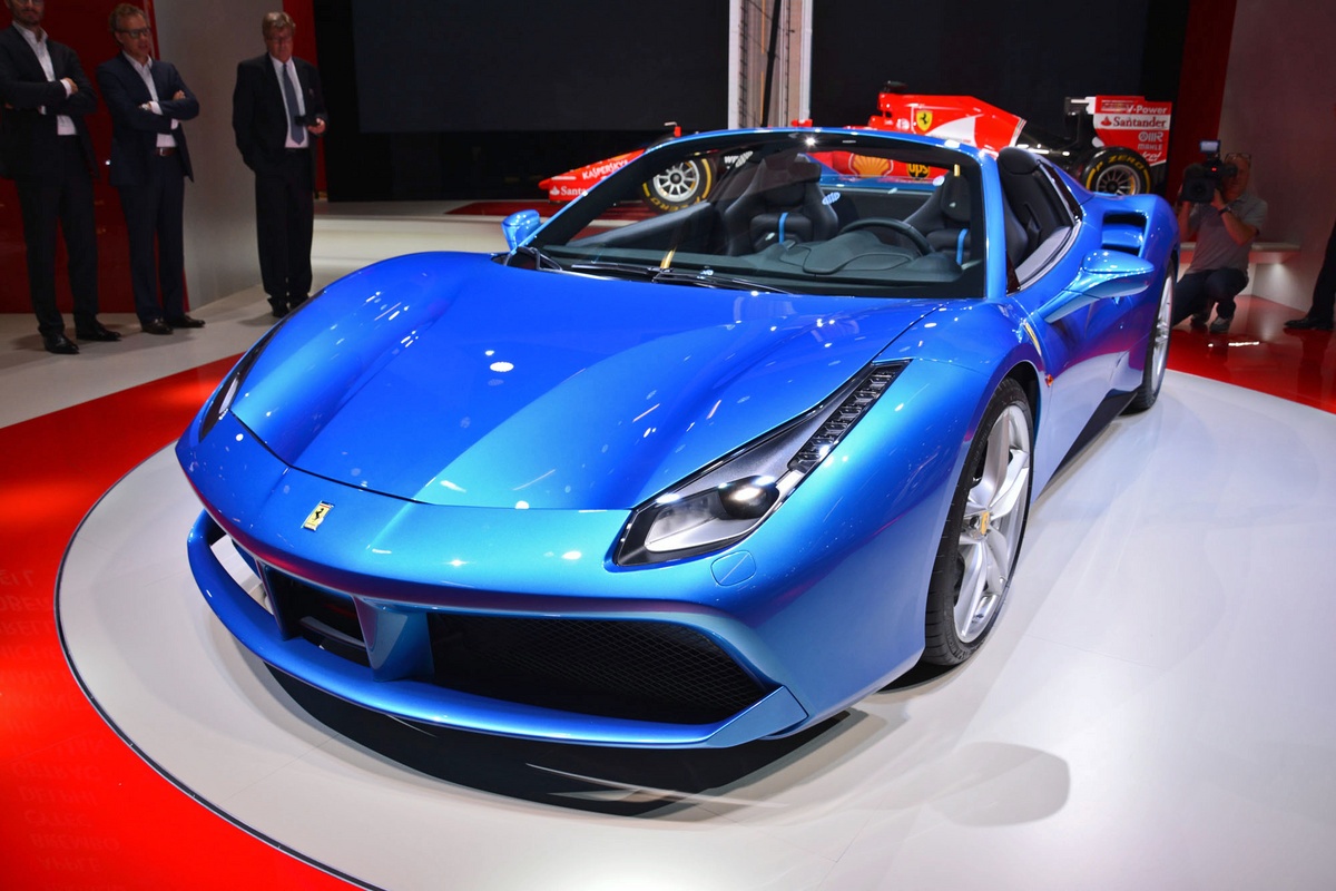 Theo công bố của Ferrari, 488 Spider có thể tăng tốc từ 0-100 km/h trong khoảng 3 giây, trước khi đạt tốc độ tối đa 325 km/h. 