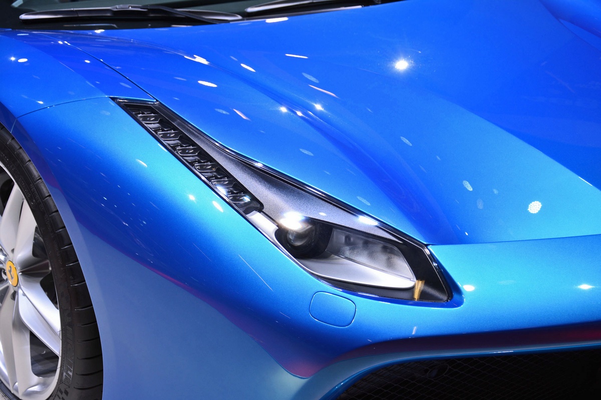 Kiểu dáng của 488 Spider giữ nguyên thiết kế trên 488 GTB, ngoại trừ mui xe được thiết kế lại. Thiết kế của xe cũng khác hoàn toàn với 458 Spider trước đây, nhờ cụm đèn pha mới, hốc hút gió lớn phía trước được chia làm 3 khoang. Ngoài ra, 2 bên sườn xe còn được bố trí 2 hốc gió lớn dẫn thẳng tới khoang động cơ. 