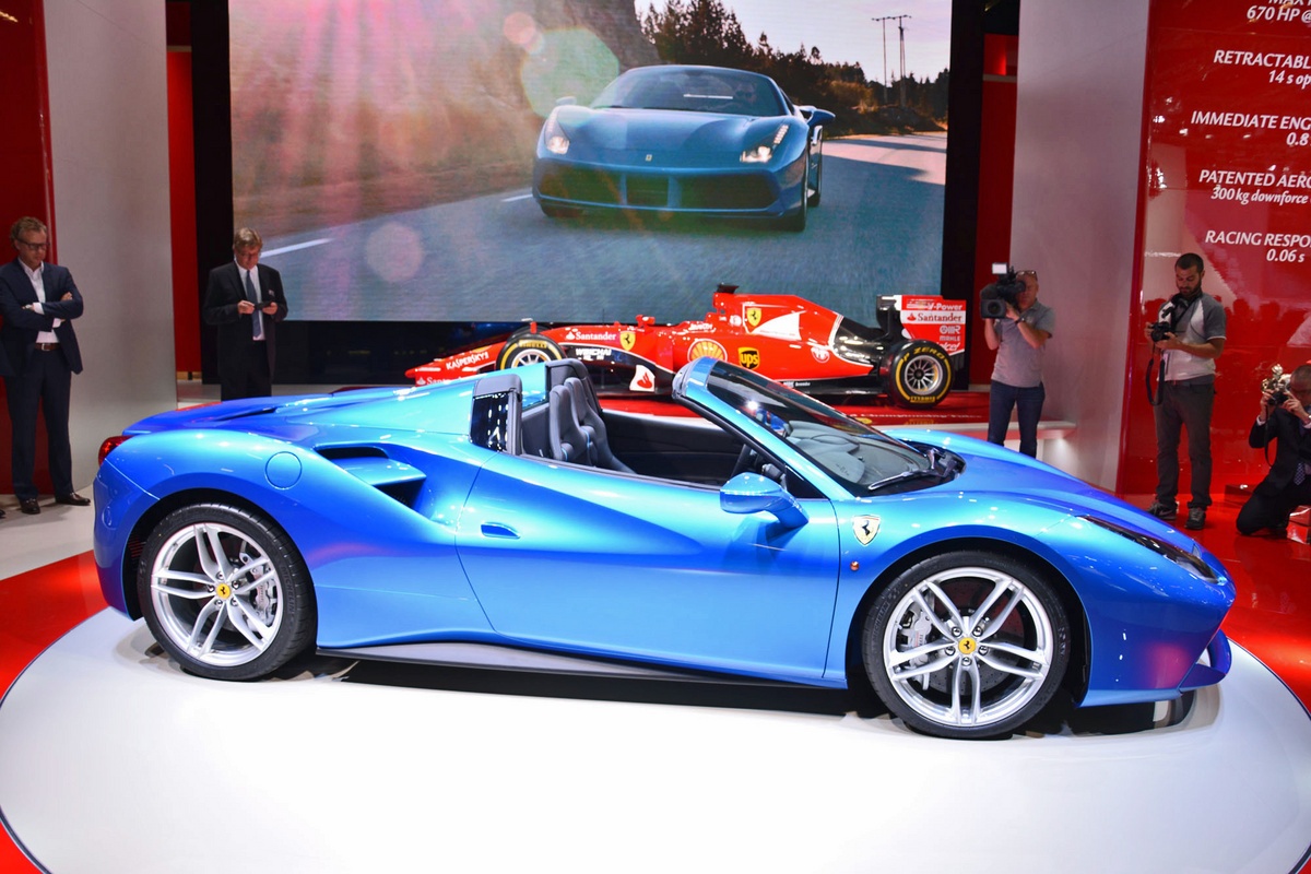 Bộ mui cứng của xe có khả năng đóng, mở trong 14 giây, kích hoạt thông qua nút bấm. 