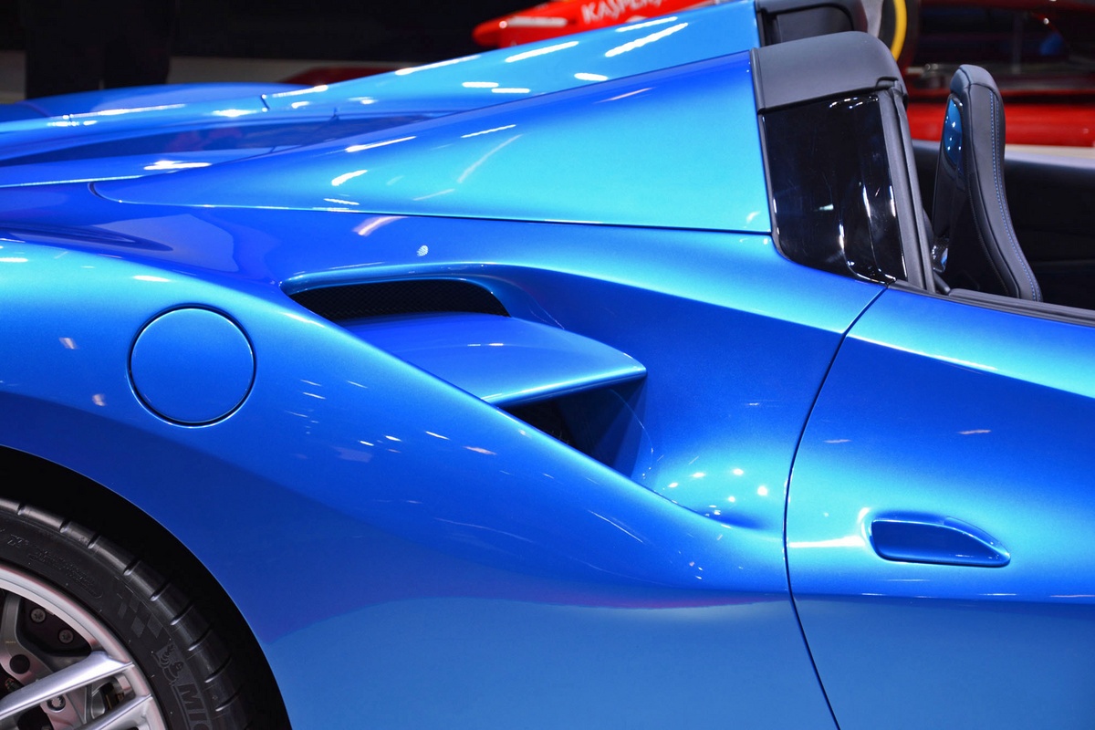 Hệ khung gầm của 488 Spider sử dụng ít nhất 11 loại hợp kim nhôm khác nhau. Hệ khung gầm này có độ cứng và ổn định cao.