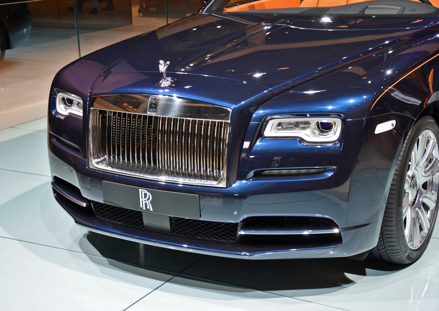 Dawn sở hữu động cơ V12 6,6 lít, công suất 563 mã lực và mô-men xoắn cực đại 780 Nm. Dù có trọng lượng khoảng 2.560 kg, Dawn vẫn có khả năng tăng tốc từ 0-100 km/h trong khoảng 4,9 giây và có thể đạt vận tốc tối đa 248 km/h.