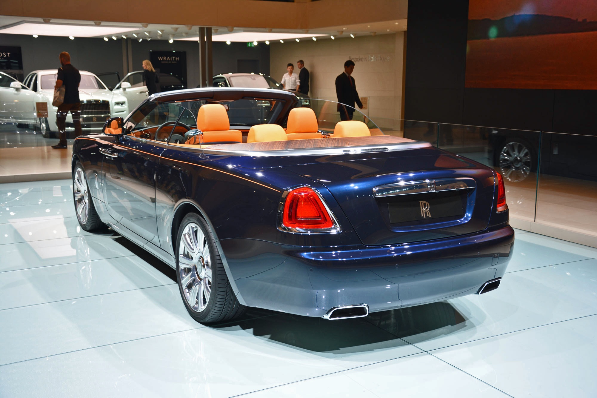 Thời gian đóng mở mui của Dawn mất khoảng 20 giây. Bộ đóng, mở mui xe có thể vận hành ở vận tốc khoảng 50 km/h. 