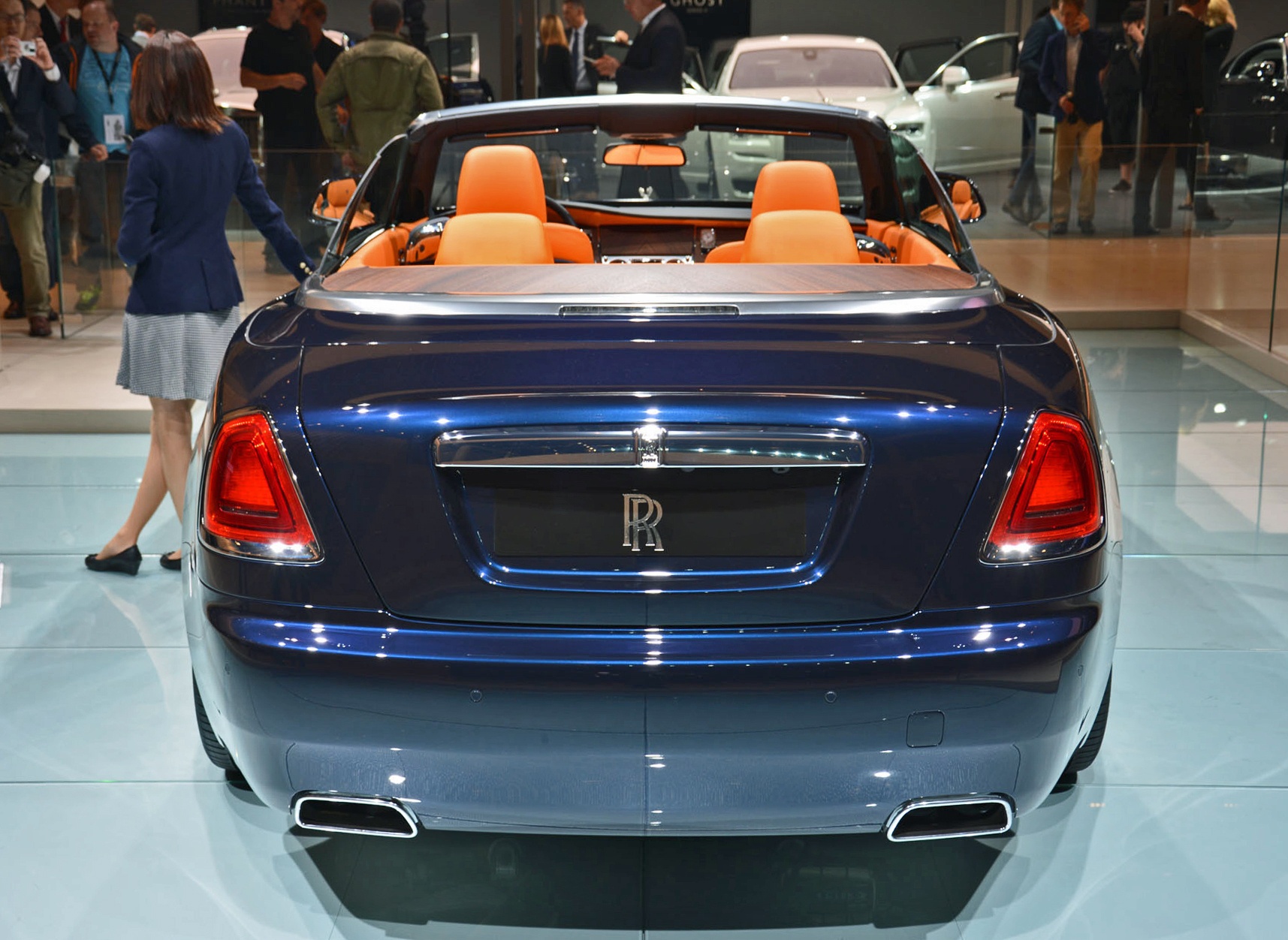 Nội thất của Dawn như thường lệ vẫn thể hiện sự sang trọng, không gian thoải mái cho 4 người lớn. Bên cạnh đó, độ cứng cáp của Dawn không thua kém gì Wraith nhờ hệ khung gầm được gia cường. Theo Rolls-Royce, hệ khung gầm của Dawn chắc chắn nhất trong những xe mui trần 4 chỗ hiện nay. 