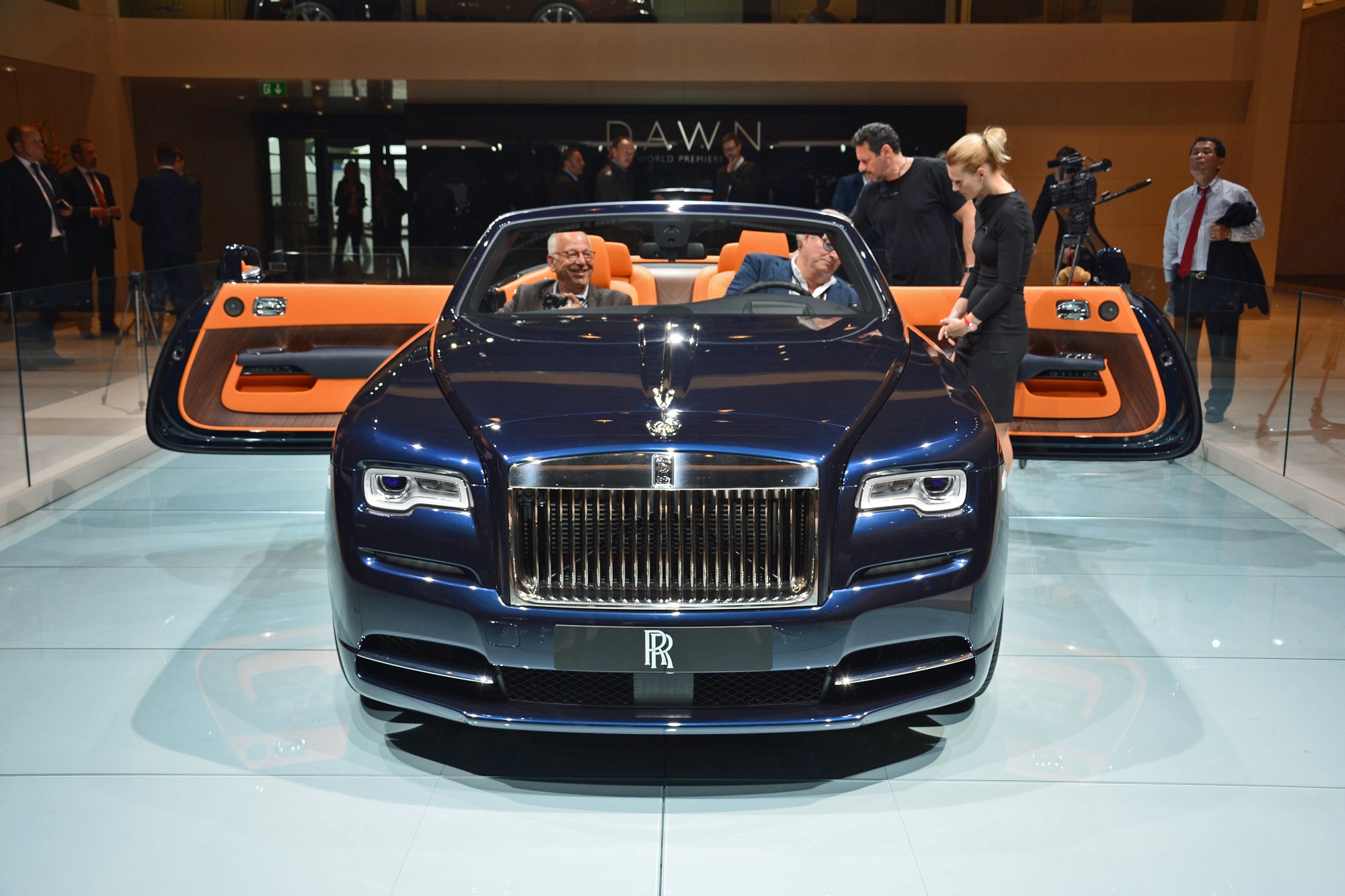 Thiết kế của Dawn vẫn tuân theo triết lý xuyên suốt của Rolls-Royce, với phần đầu xe dài, đuôi xe thiết kế ngắn. So với Wraith, lưới tản nhiệt của Dawn kéo xuống khoảng 45 mm, trong khi cản trước tăng thêm 53 mm.