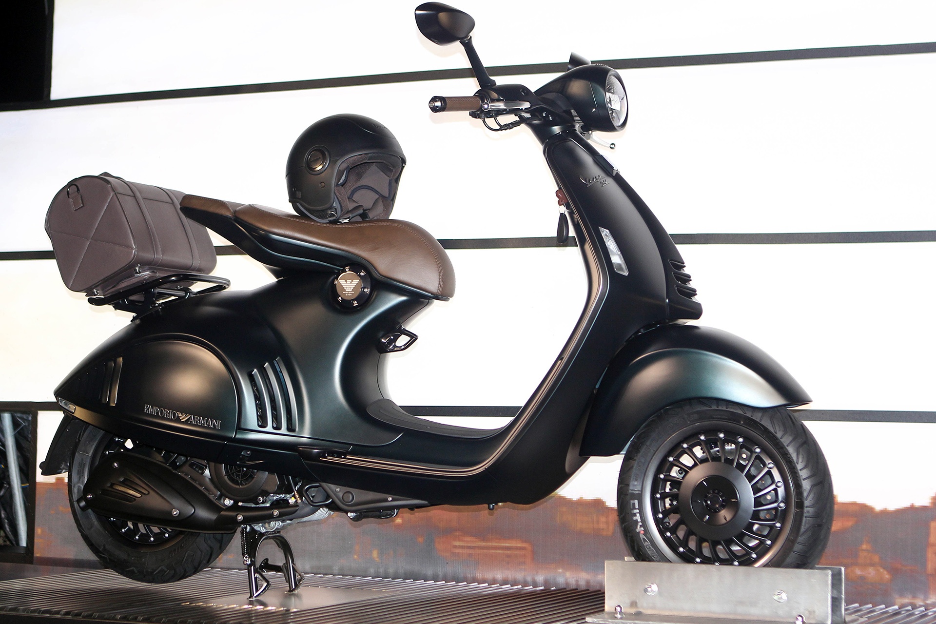 Vespa 946 Emporio Armani với trang bị thùng đồ cao cấp phía sau.