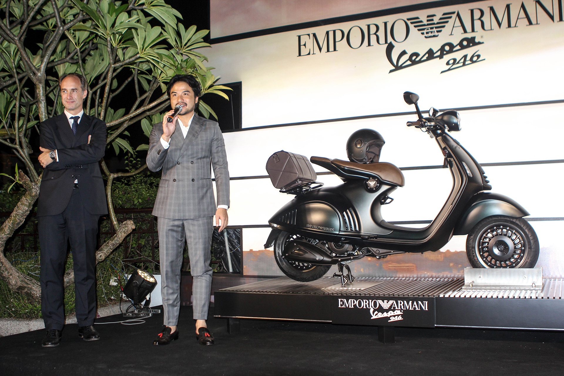 Doanh nhân Đỗ Ngọc Minh là một trong 3 khách hàng đầu tiên sở hữu Vespa 946 Emporio Armani.