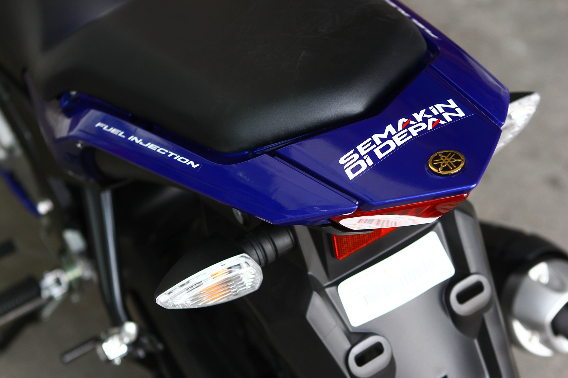 ... cho đến đuôi xe. 