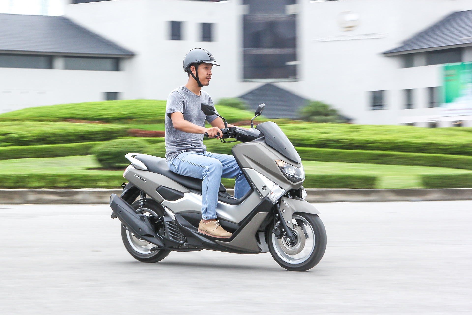 Tư thế lái thoải mái cho cả những hành trình dài, hay di chuyển thường ngày trên phố.