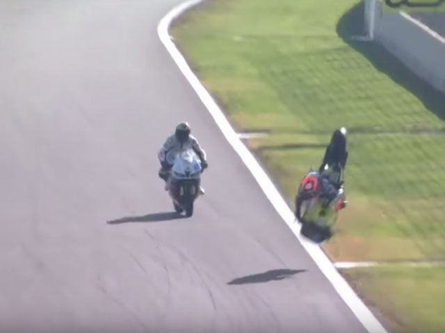 Tay dua moto lon nhao tren duong chay hinh anh