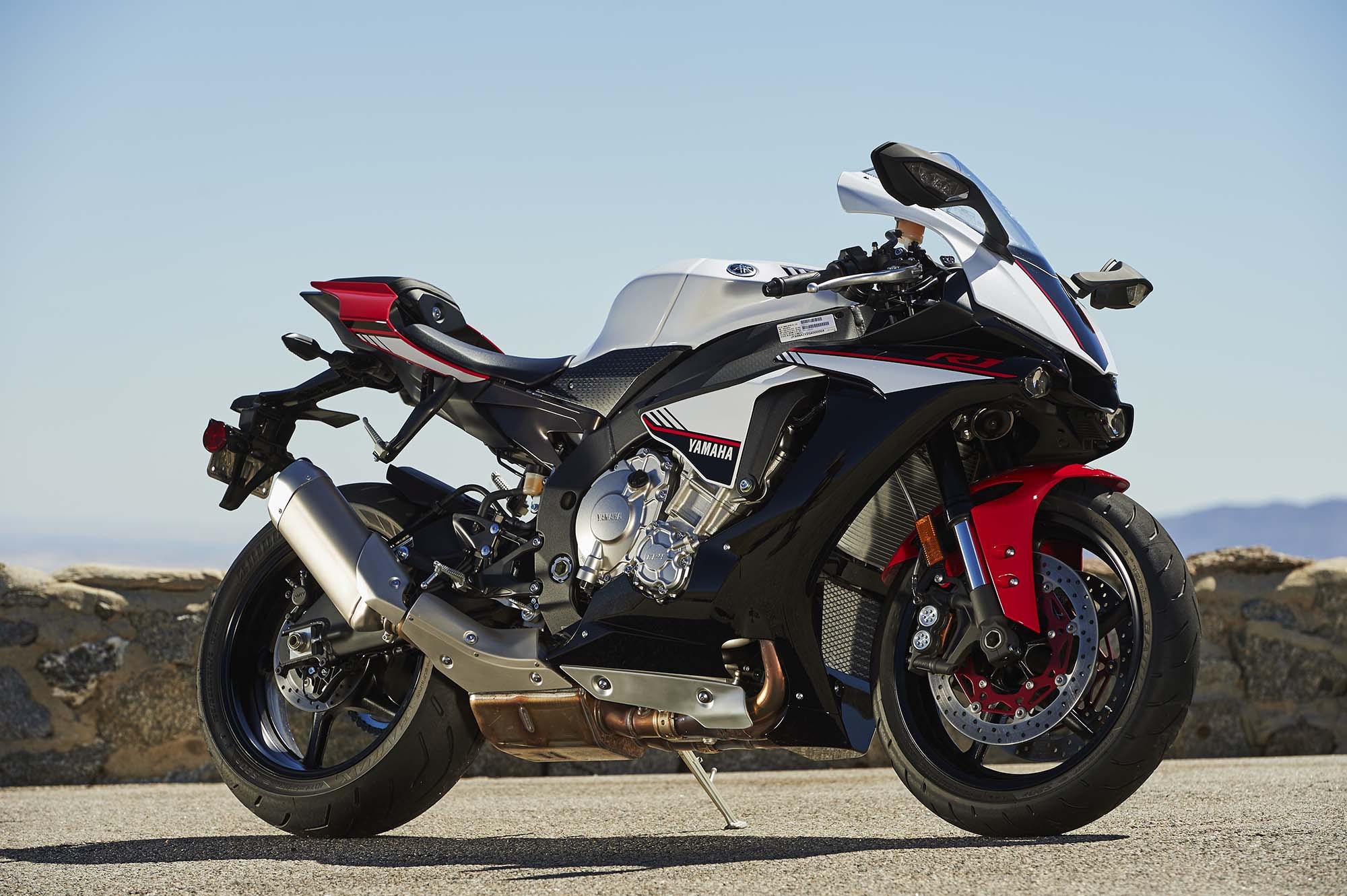 Yamaha R1S có giá bán rẻ hơn so với bản tiêu chuẩn, nhờ thay đổi một số chi tiết trên xe. Ảnh: Yamaha