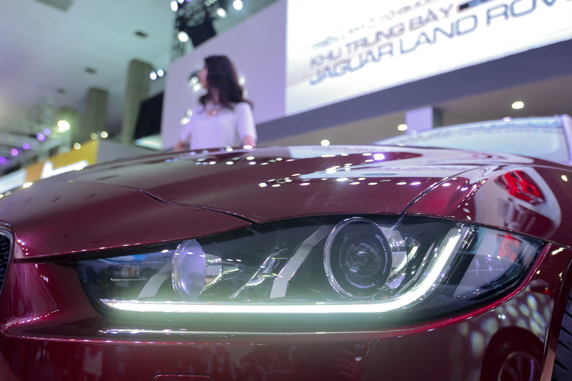 Cụm đèn pha trang bị thêm dải đèn LED chạy ban ngày. 