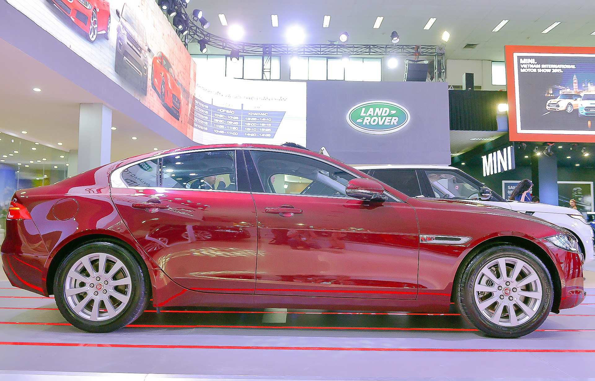 F XE sở hữu chiều dài 4.672 mm, rộng 1.850 mm và cao 1.416 mm. Trục cơ sở xe ở mức 2.835 mm. 