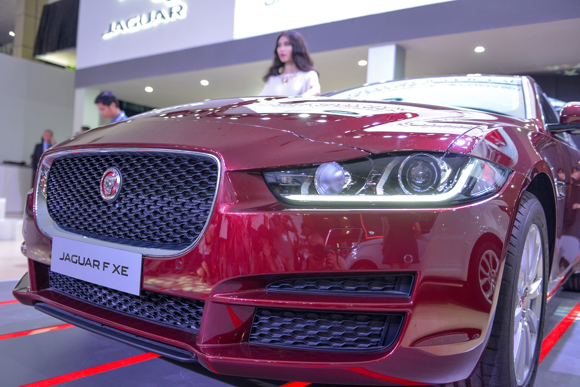 XE sở hữu phần đầu lấy cảm hứng thiết kế từ những mẫu sedan khác của Jaguar như XF hay XJ, với 3 hốc gió lớn, lưới tản nhiệt hình chữ nhật vuốt cong. Trong khi đó, phía đuôi xe tạo điểm nhấn với đèn hậu vuốt dài.