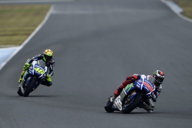 Lorenzo và Rossi ở những vòng đua đầu tiên. 