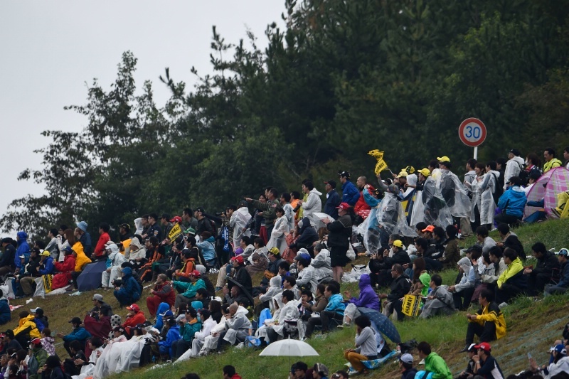 Khoảng 60.000 khán giải đội mưa tới xem chặng đua thứ 15.