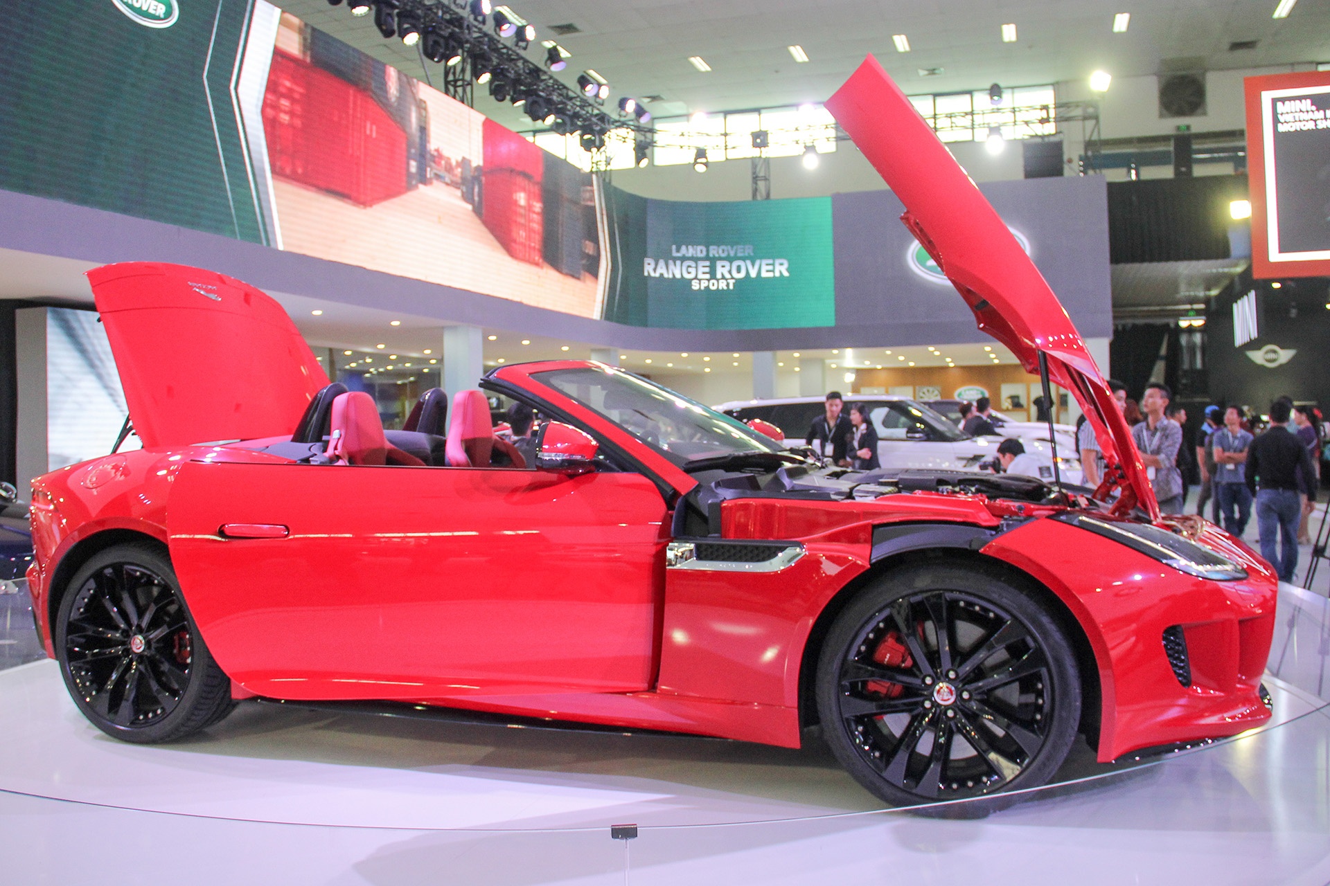 Xe mui trần mạnh mẽ của Jaguar. 