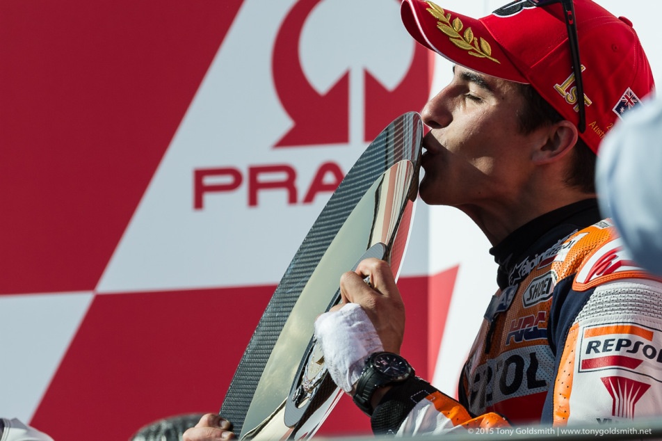 Tay đua sinh năm 93 đứng cao nhất trên bục podium.