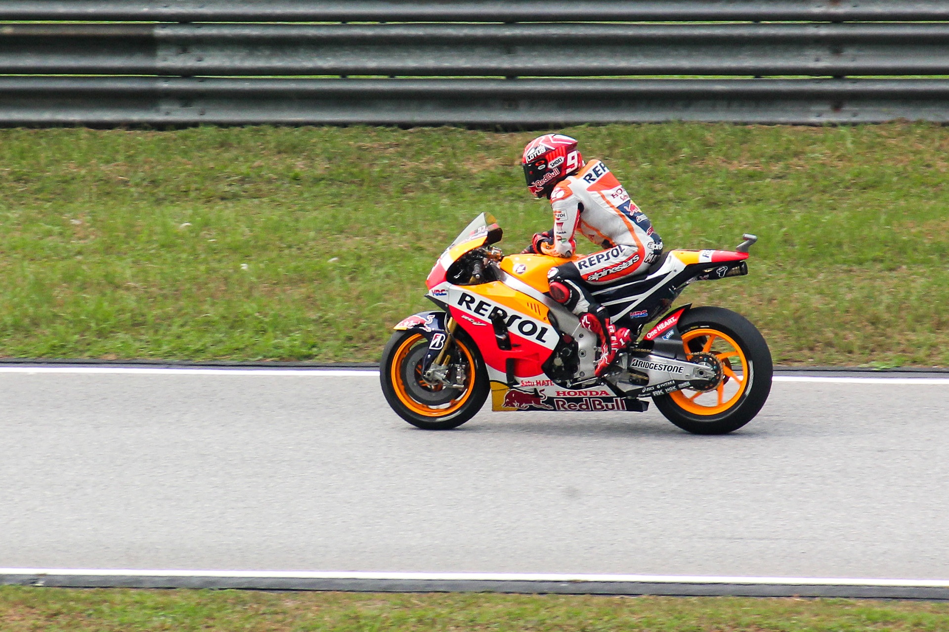 Tay đua sinh năm 93 về đường pít sau tình huống va chạm với Valentino Rossi.