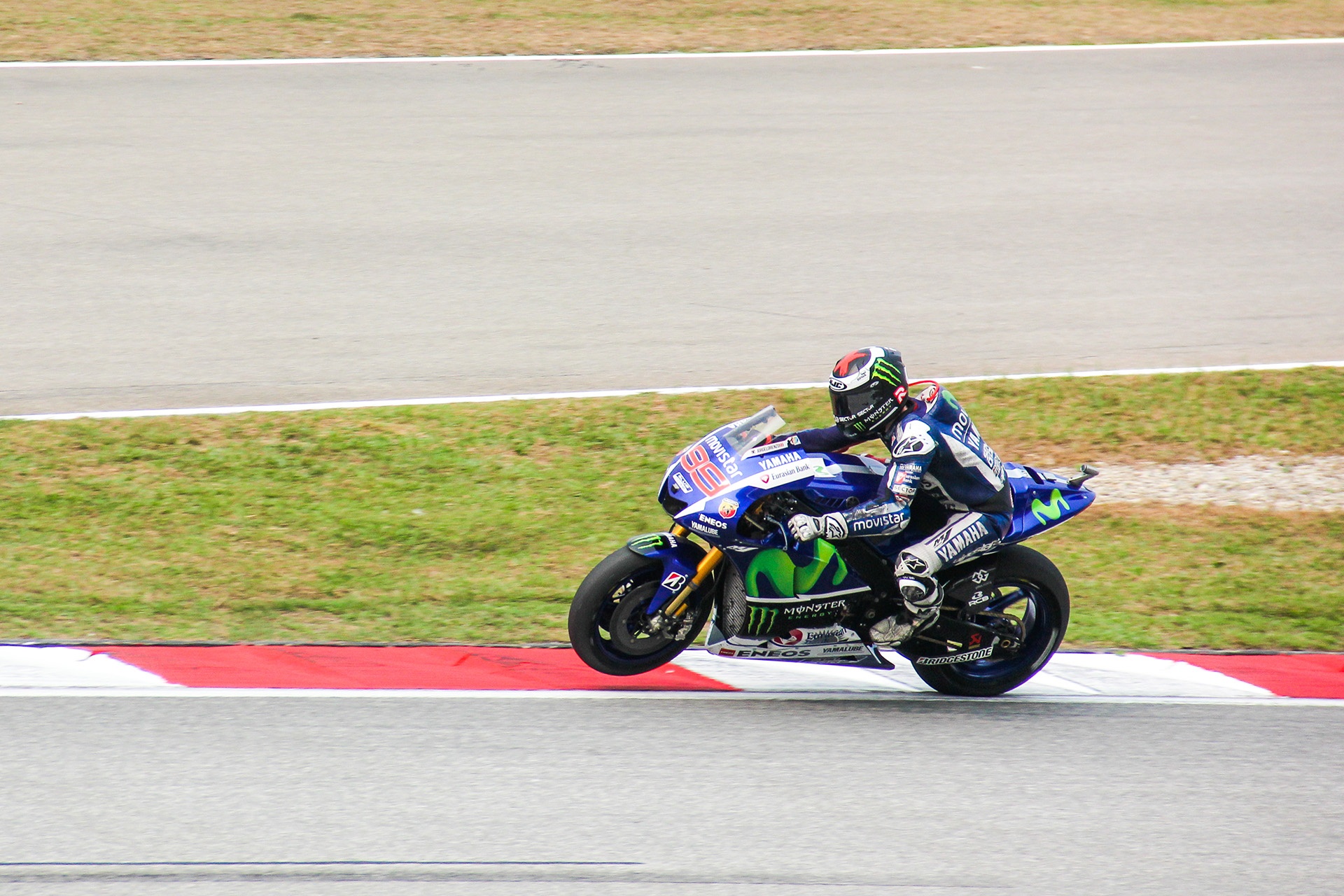 Lorenzo chiếm vị trí thứ 2 sau khi vượt qua Marquez.