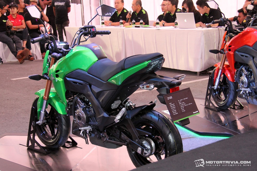 sản phẩm có tên gọi là Selfie Arm này được làm bằng sợi thủy tinh. Cánh tay có trọng lượng khá nhẹ và rất thuận tiện cho người sử dụng, nhất là phái yếu. 