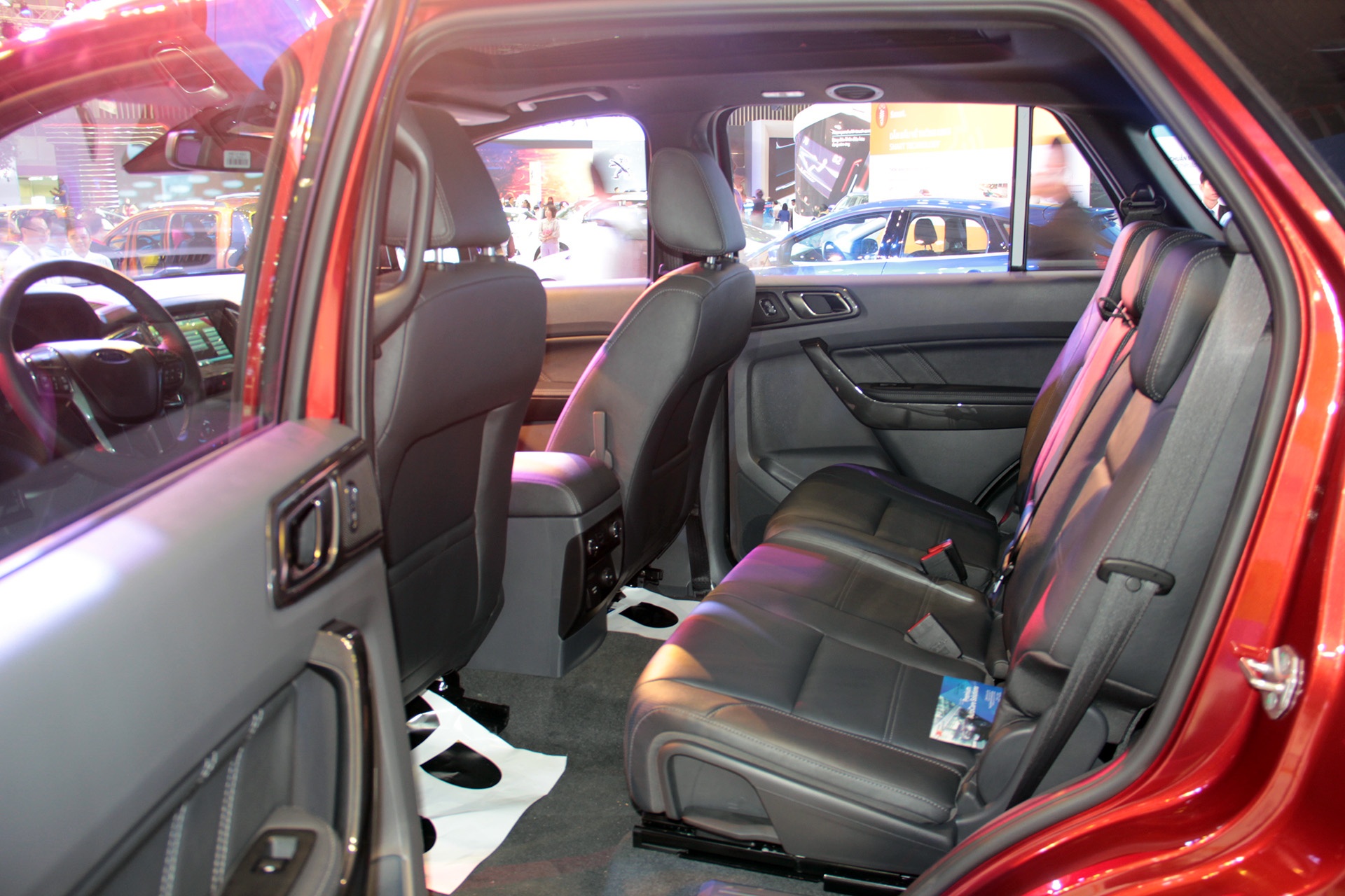 Không gian dành cho người ngồi hàng ghế sau khá rộng rãi