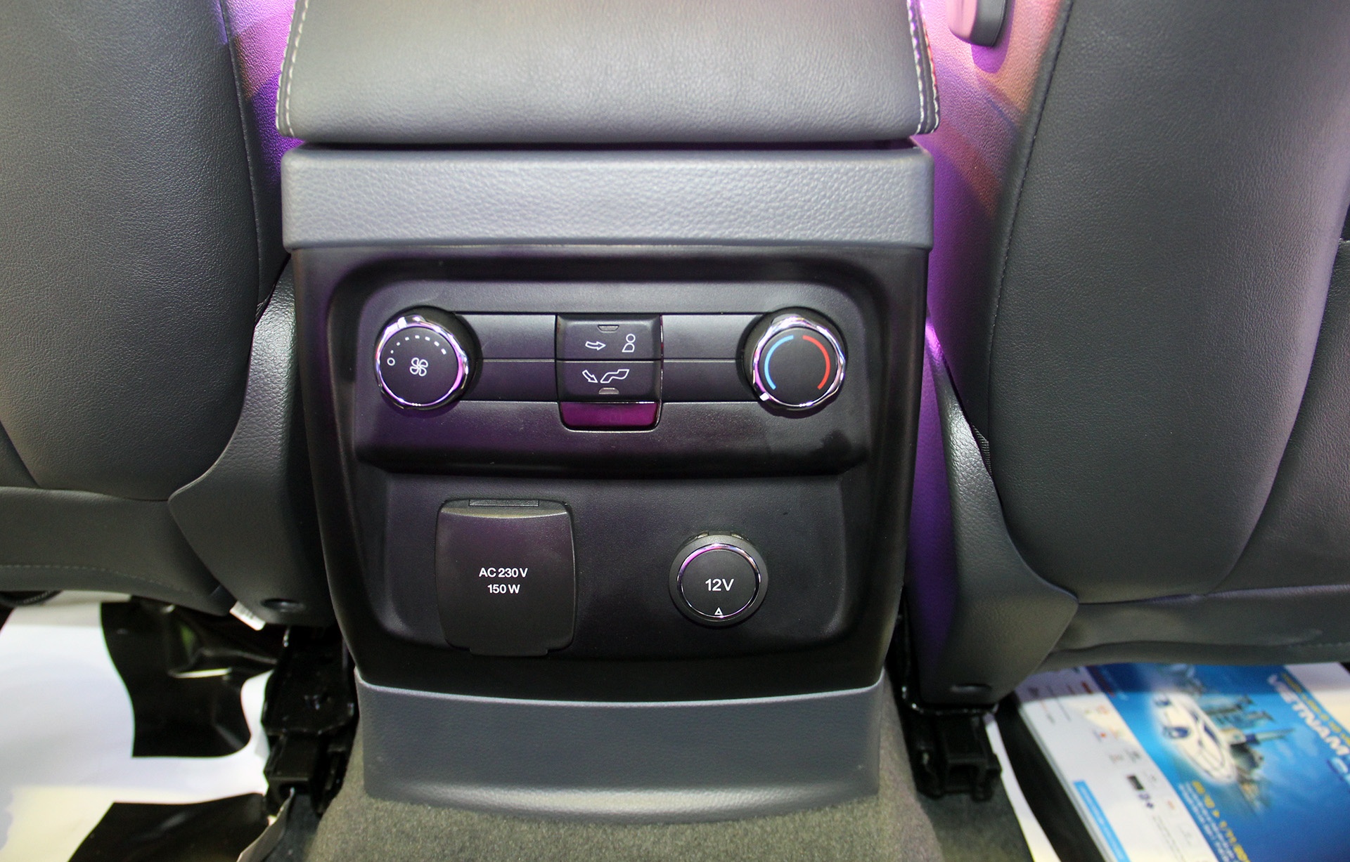 Hành khách phía sau có thể tự điều chỉnh điều hoà