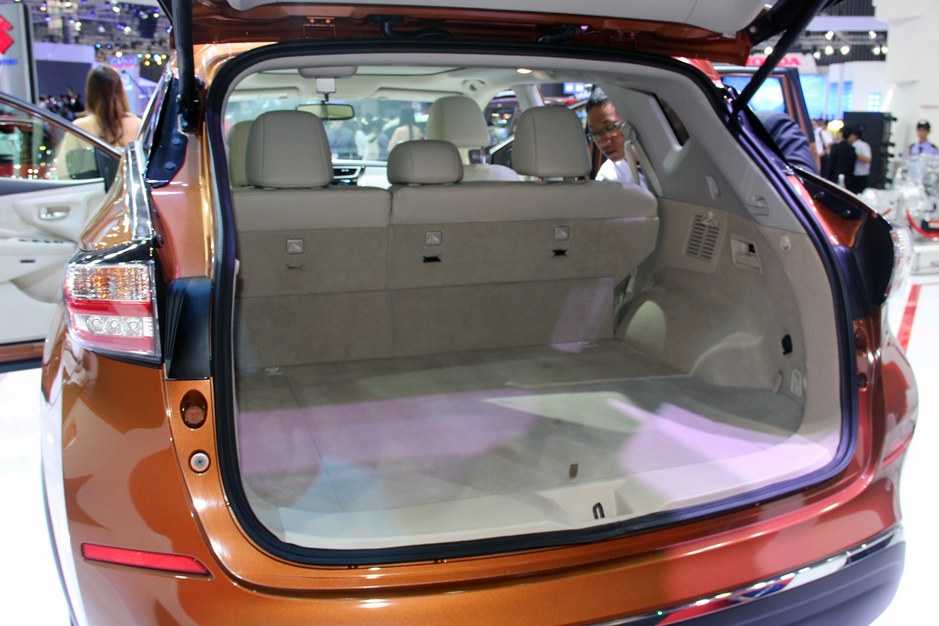Mẫu xe hướng tới gia đình này có cốp đựng đồ lớn, có thể tăng thêm bằng cách gập hàng ghế phía sau kiểu 60/40.