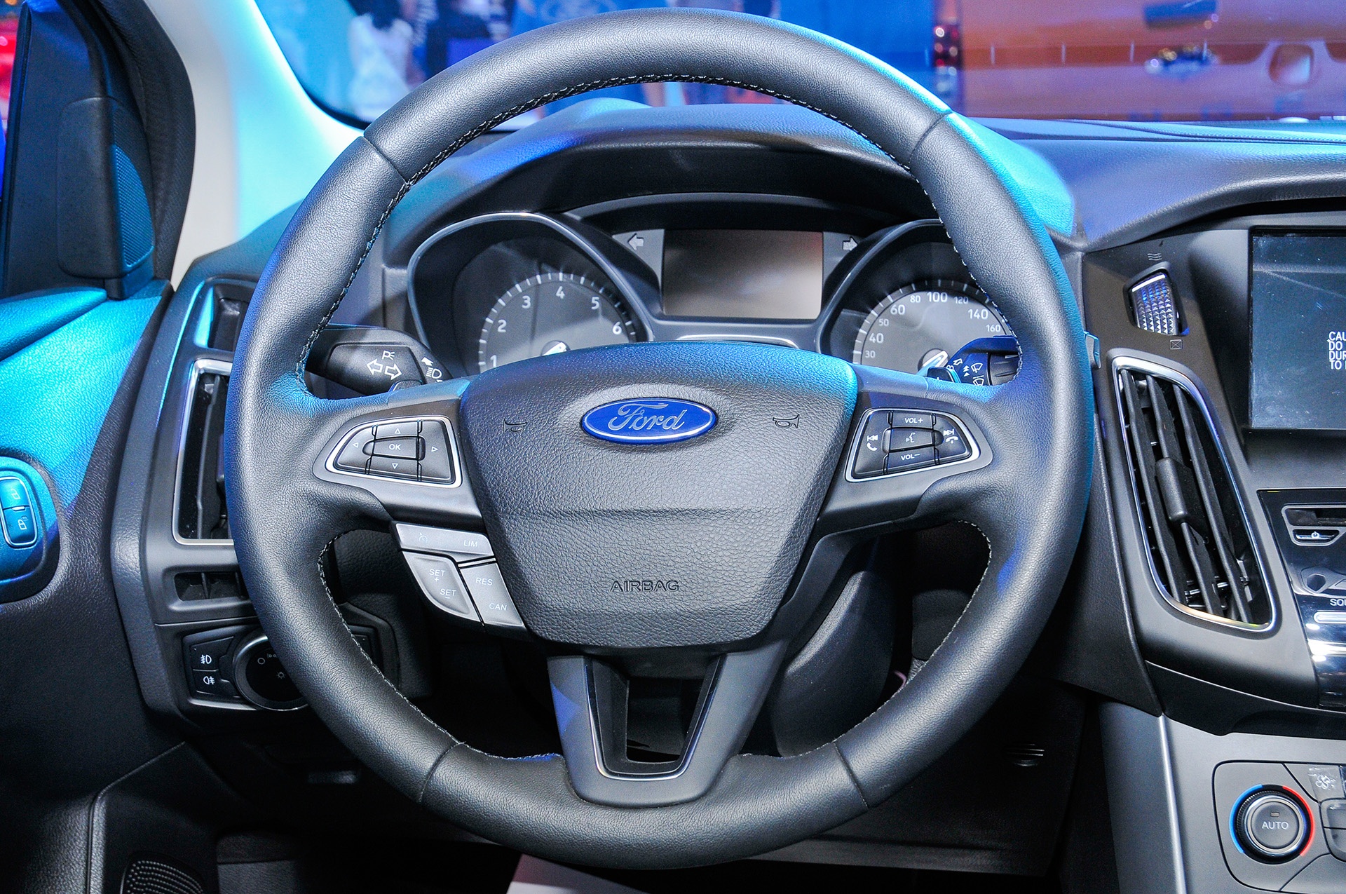 Vô lăng trên Everest 2015 tích hợp nhiều nút bấm chức năng, thuận tiện cho người điều khiển. 