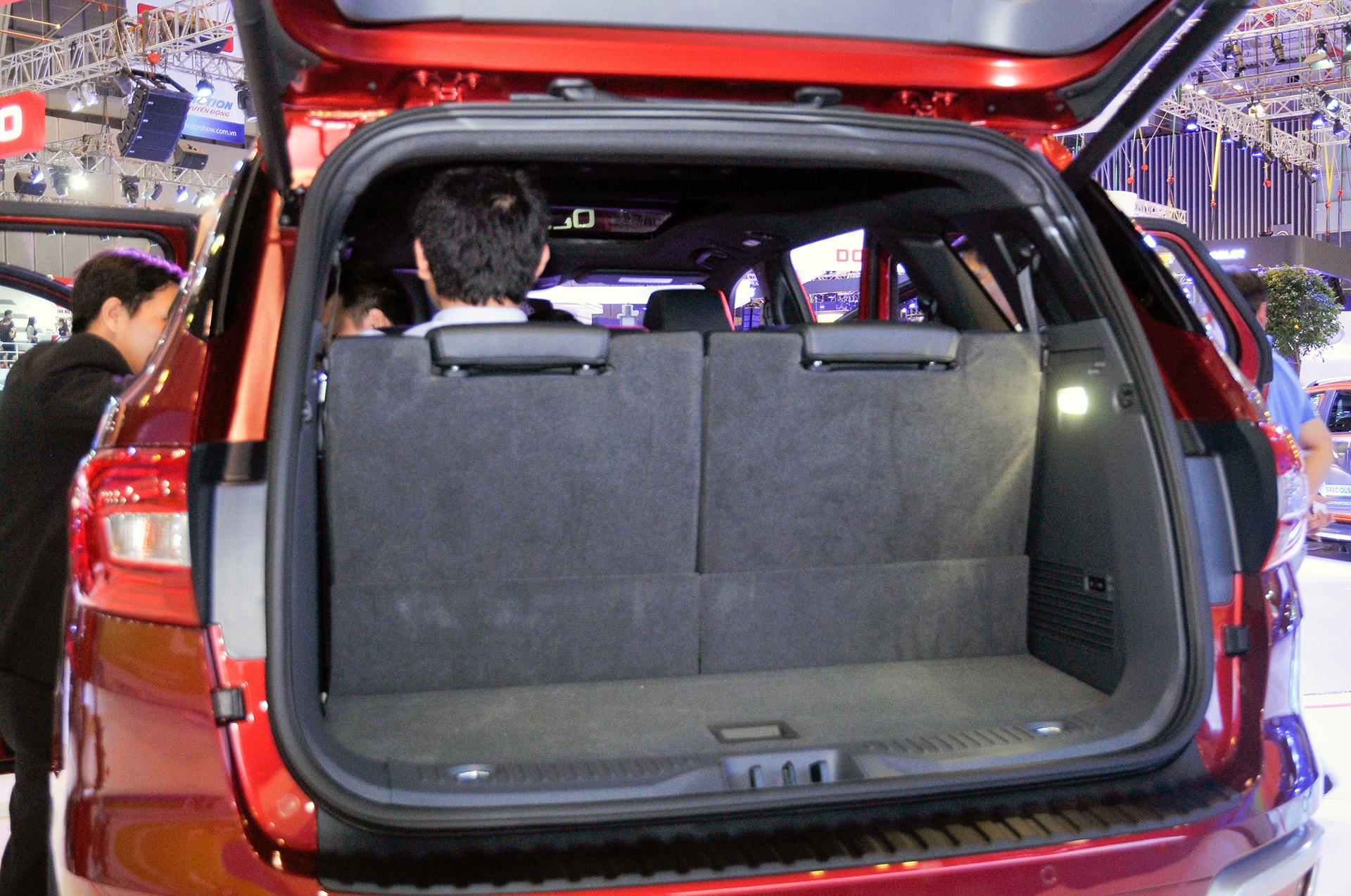 Khoang đựng đồ phía sau xe dung tích lớn, có thể tăng thêm bằng cách gặp hàng ghế phía sau. 