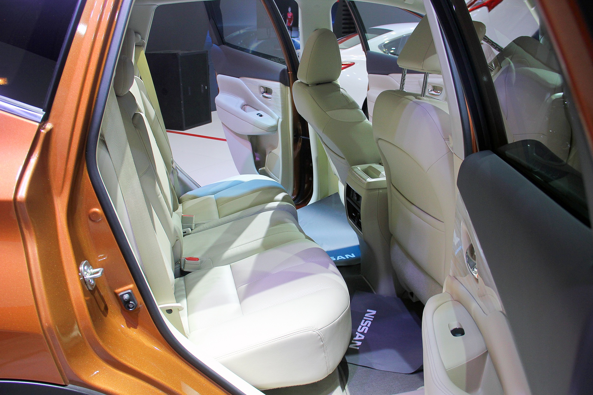 Không gian sử dụng cho hàng ghế phía sau khá thoải mái. 