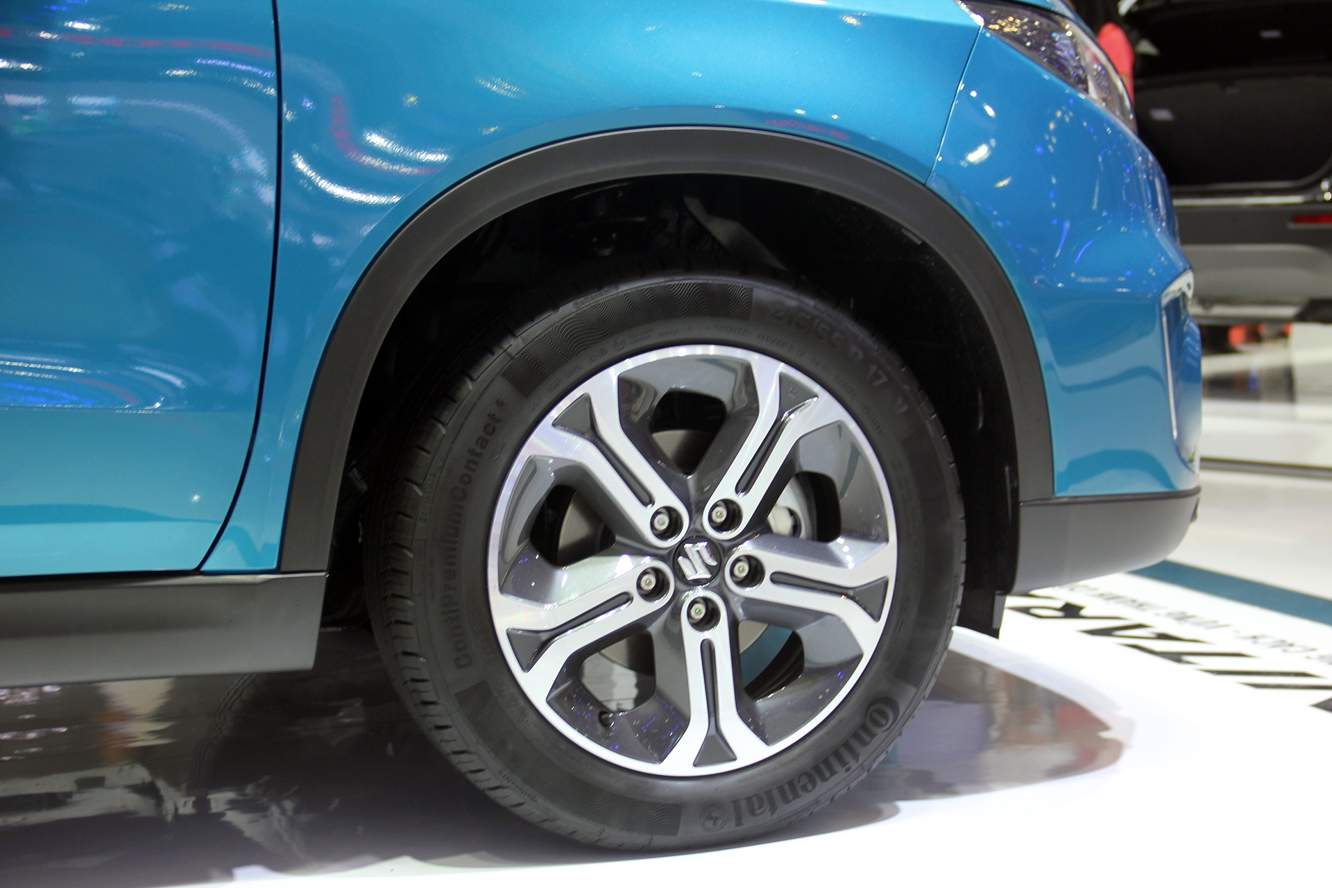 Vitara 2015 được trang bị vành xe hợp kim, kích thước 17 inch.