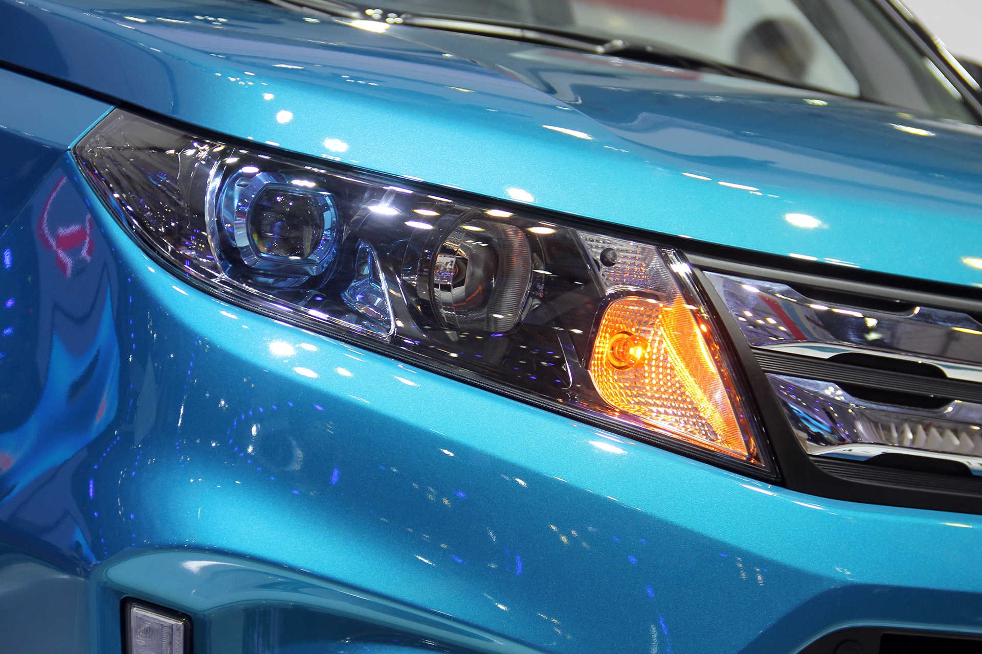 Vitara 2015 sử dụng cụm đèn pha kết hợp bóng LED và halogen.  