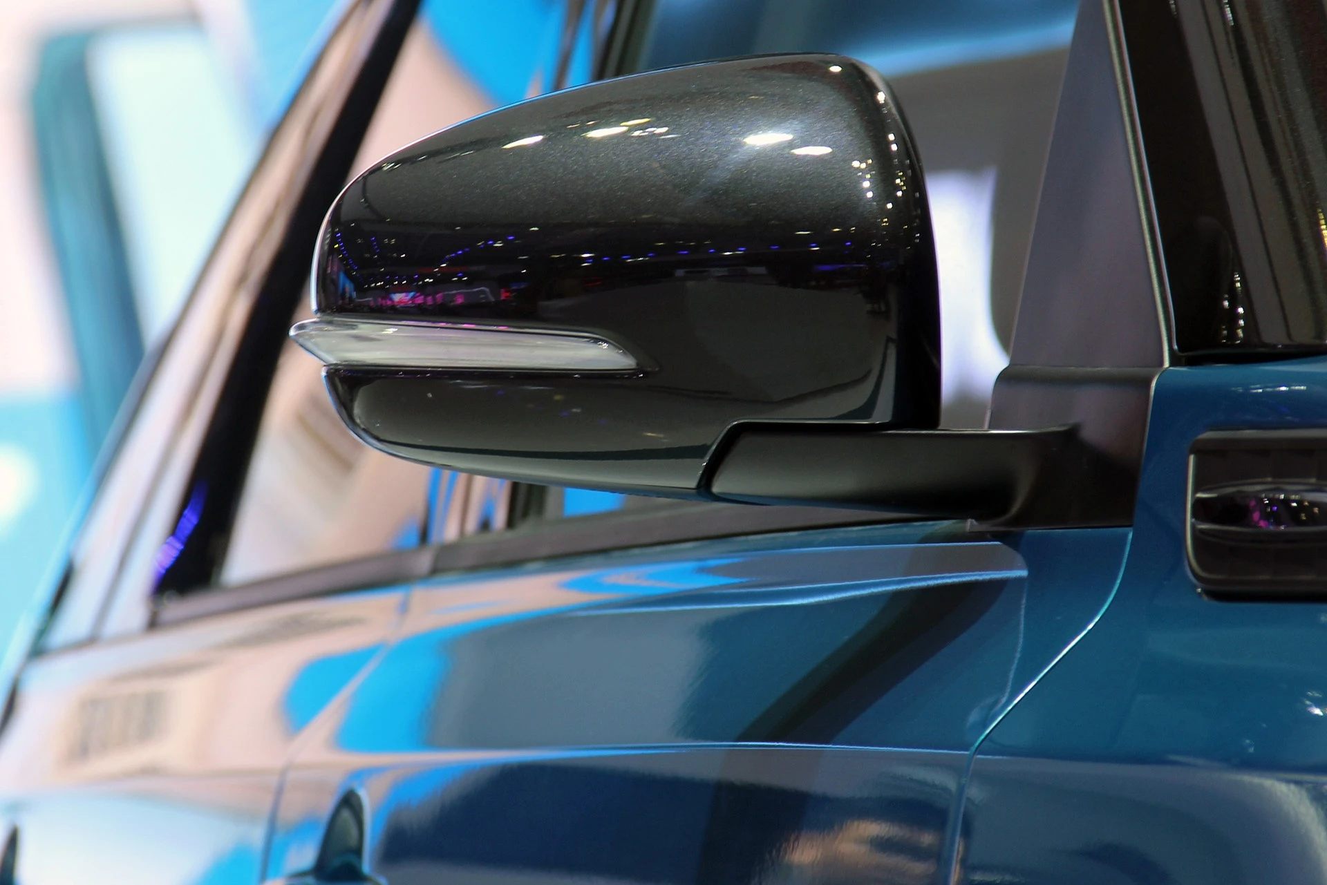 Gương chiếu hậu tích hợp xi-nhan, gập và chỉnh điện. Trong khi đó, gương chiếu hậu trong cabin có khả năng chống chói tự động. 