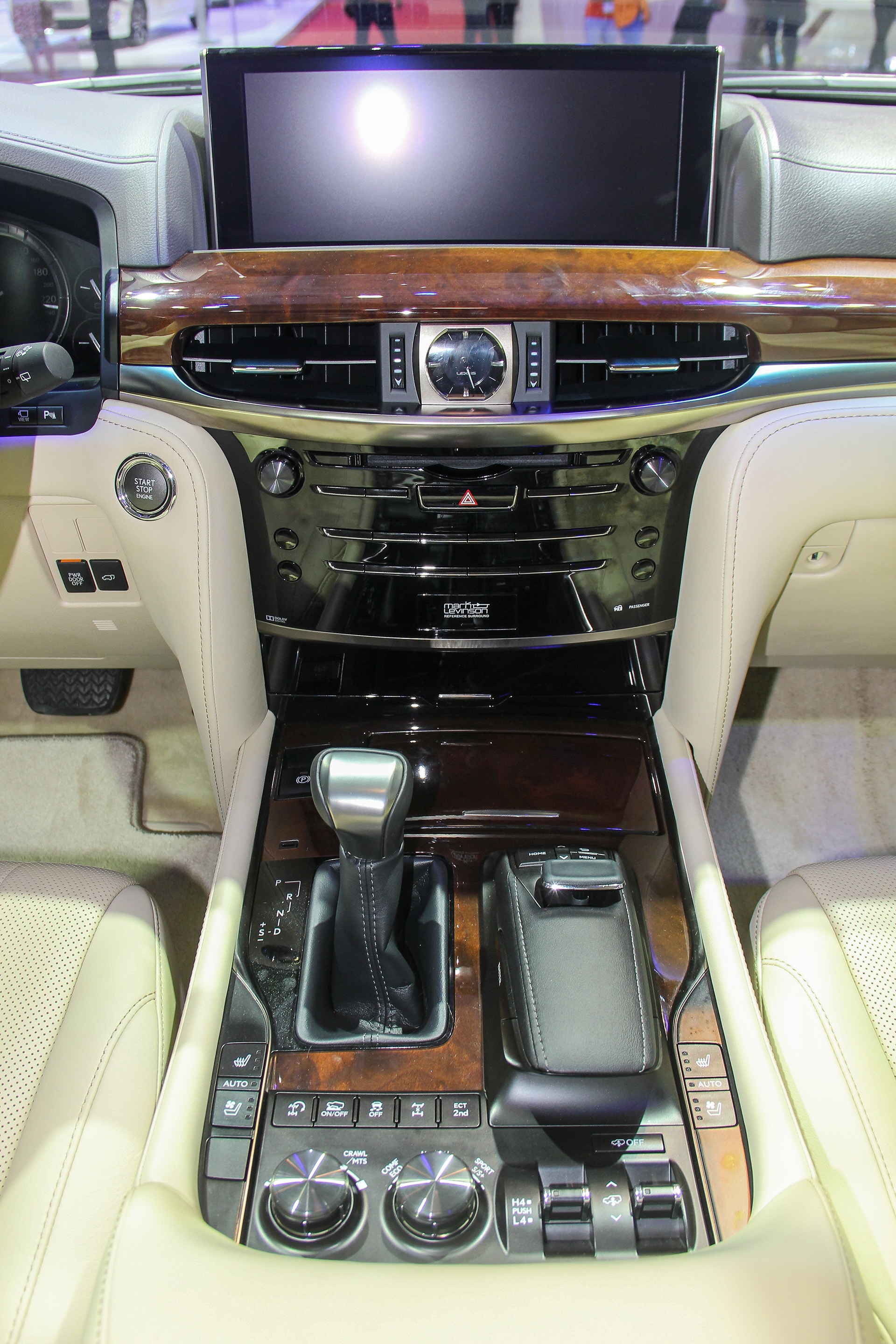 Thiết kế cụm điều khiển và các nút bấm chức năng được bố trí quanh cần số thuận tiện cho người lái. 