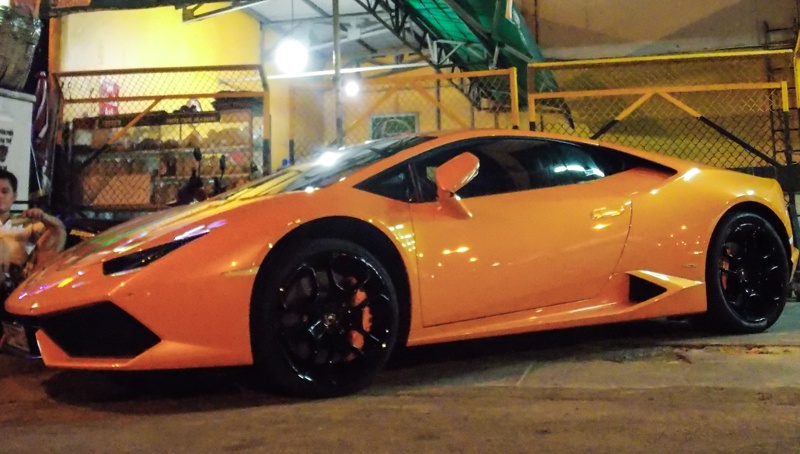 Lamborghini Huracan màu cam xuất hiện tại một cây xăng ở Sài Gòn.