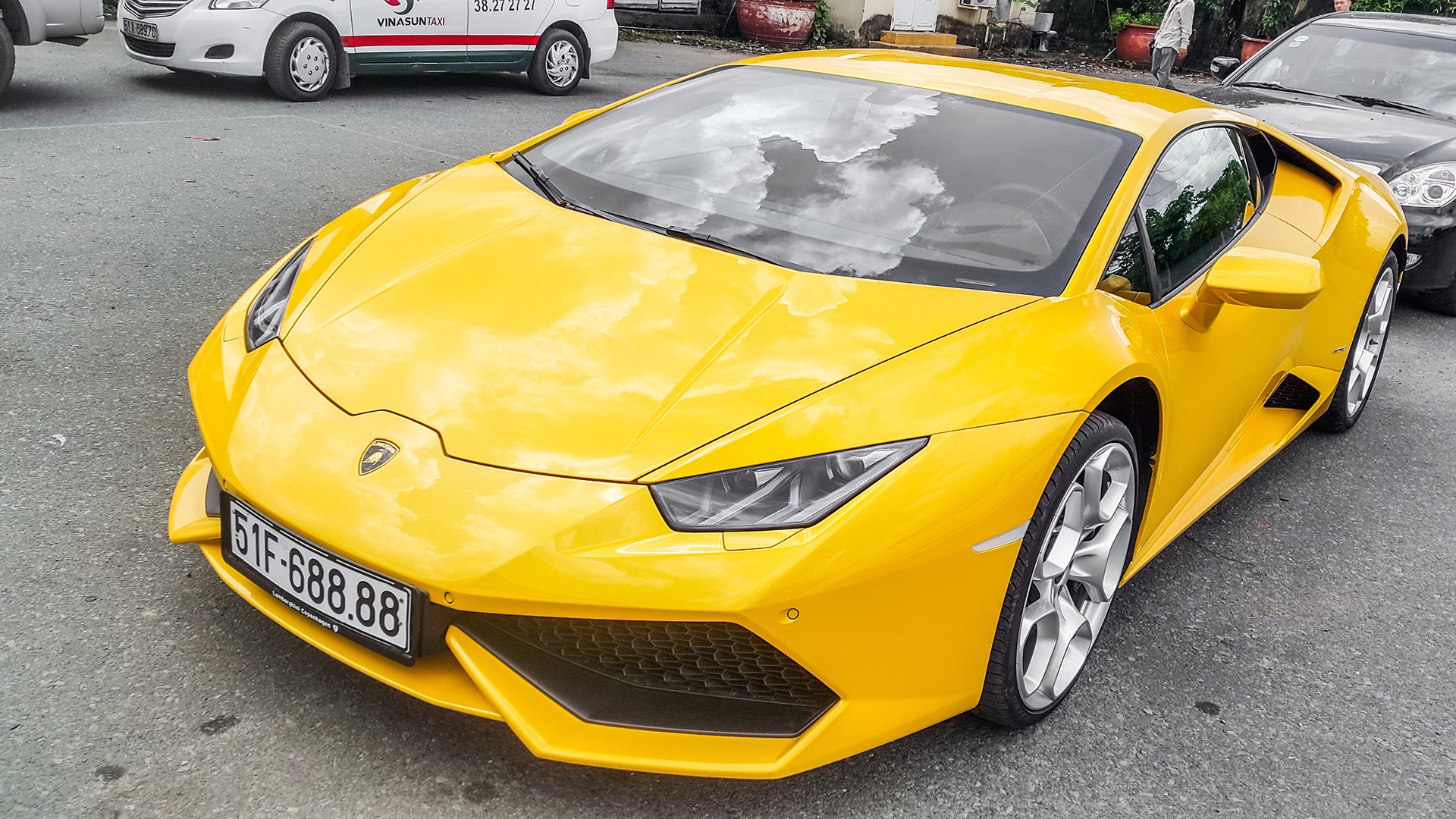 Lamborghini Huracan vang tai Viet Nam ra bien dep hinh anh