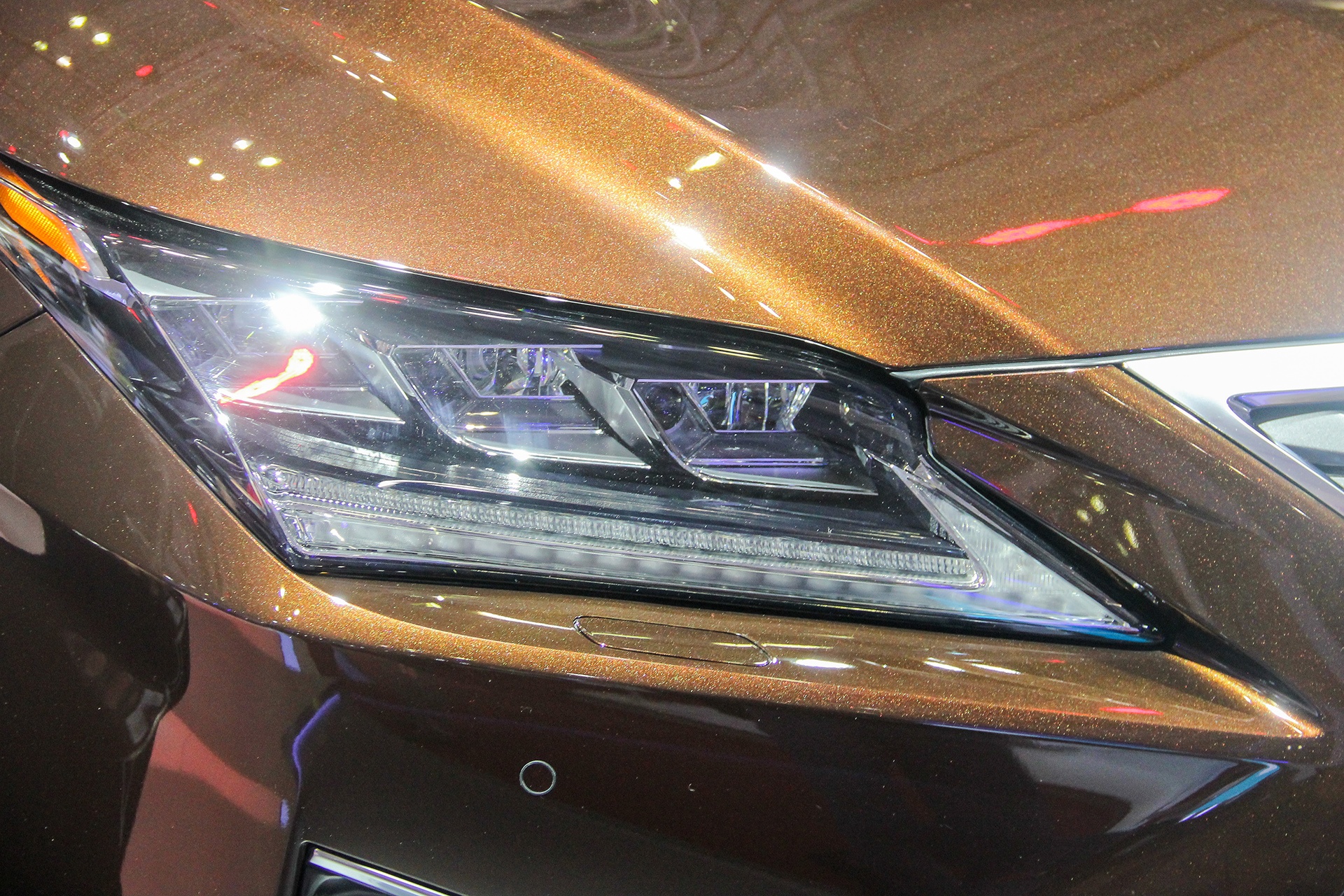 Cụm đèn pha của RX 350 2016 sử dụng công nghệ LED hoàn toàn. Đèn chạy ban ngày dạng LED 