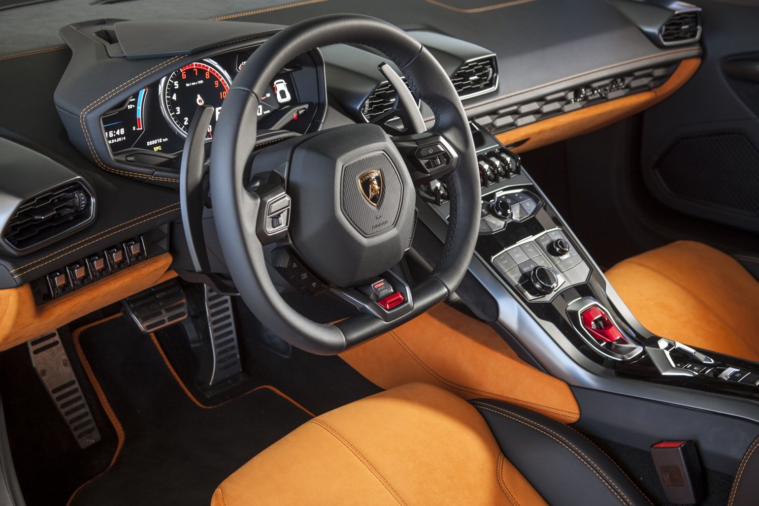 Nội thất của Huracan 2016 có những thay đổi nhất định so với phiên bản cũ.