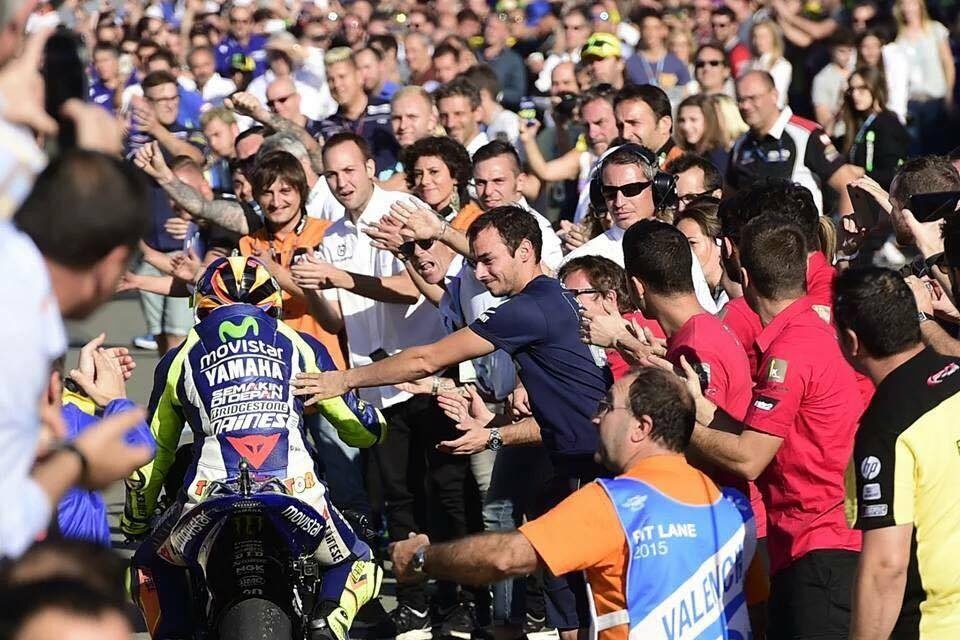 Rossi trở về khu vực kỹ thuật trong sự chào đón của khán giả và thành viên các đội đua khác ở chặng đua cuối cùng ở mùa giải năm nay. Ảnh: Crash