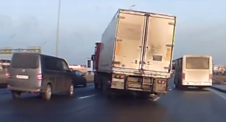 Pha lang lach tranh tai nan cua tai xe xe tai hinh anh