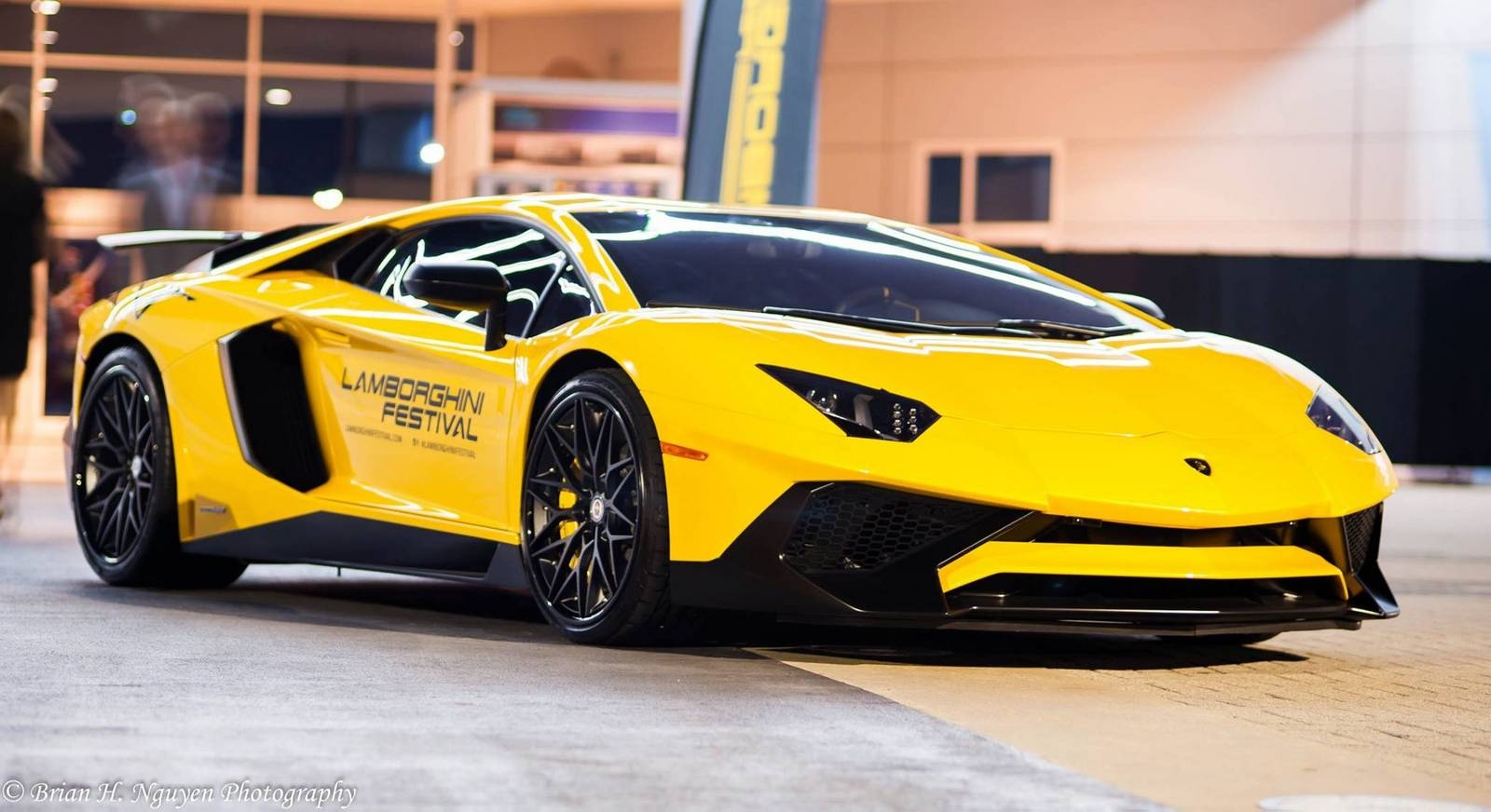 Đi kèm lễ hội này là sự kiện từ thiện, quyên góp tiền cho tổ chức EDGE Revolution dành cho những trẻ em mắc bệnh ung thư. Mặc dù là lễ hội của những siêu Lamborghini, nhưng sự kiện này cũng thu hút một số siêu xe đình đám từ các thương hiệu khác.