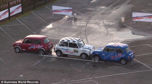 Ky luc do xe song song voi khoang cach hep nhat the gioi hinh anh