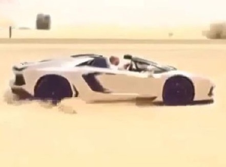 Sieu xe Aventador Roadster mui tran drift tren cat hinh anh