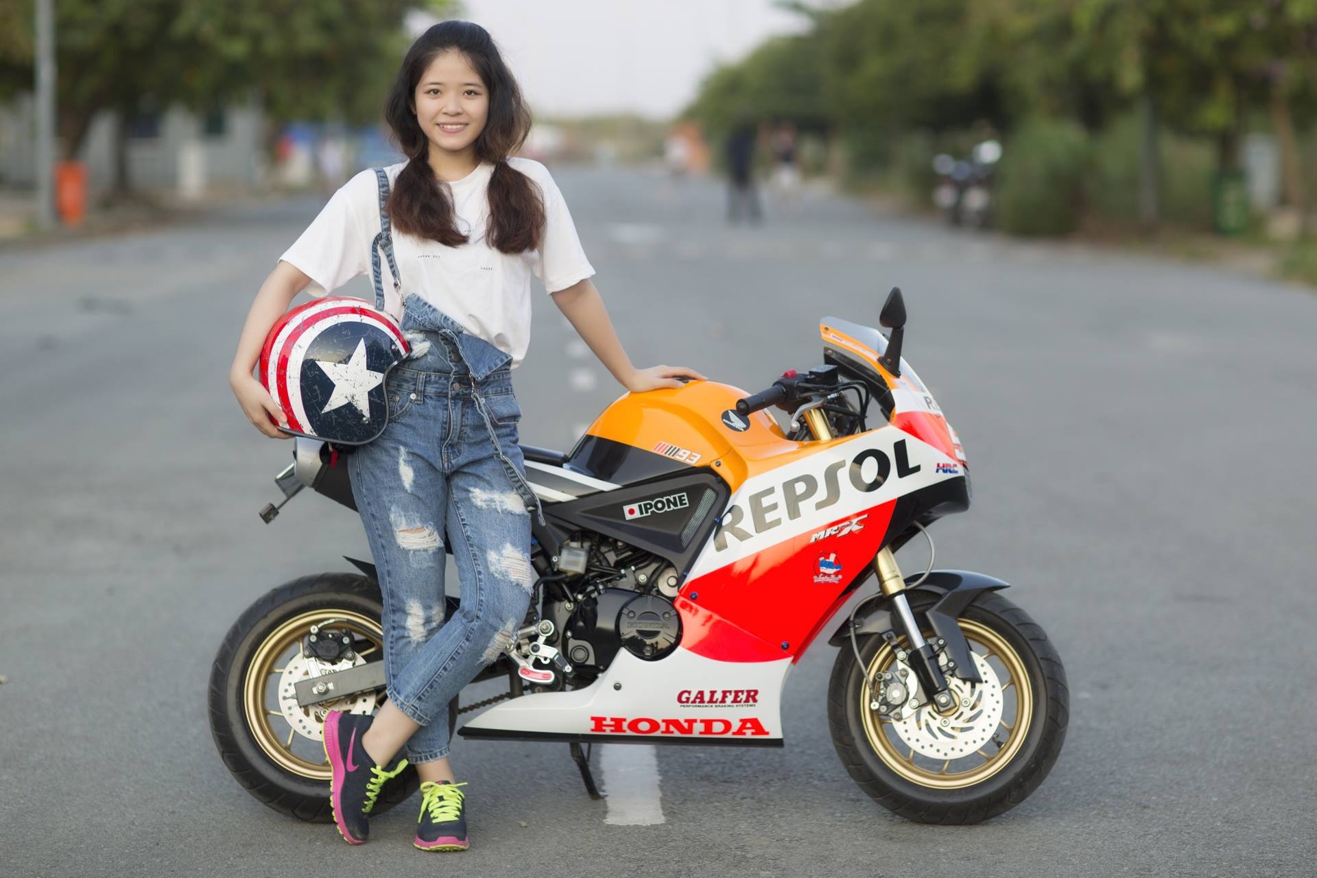 Honda MSX phong cach xe dua MotoGP cua nu biker Vinh Long hinh anh